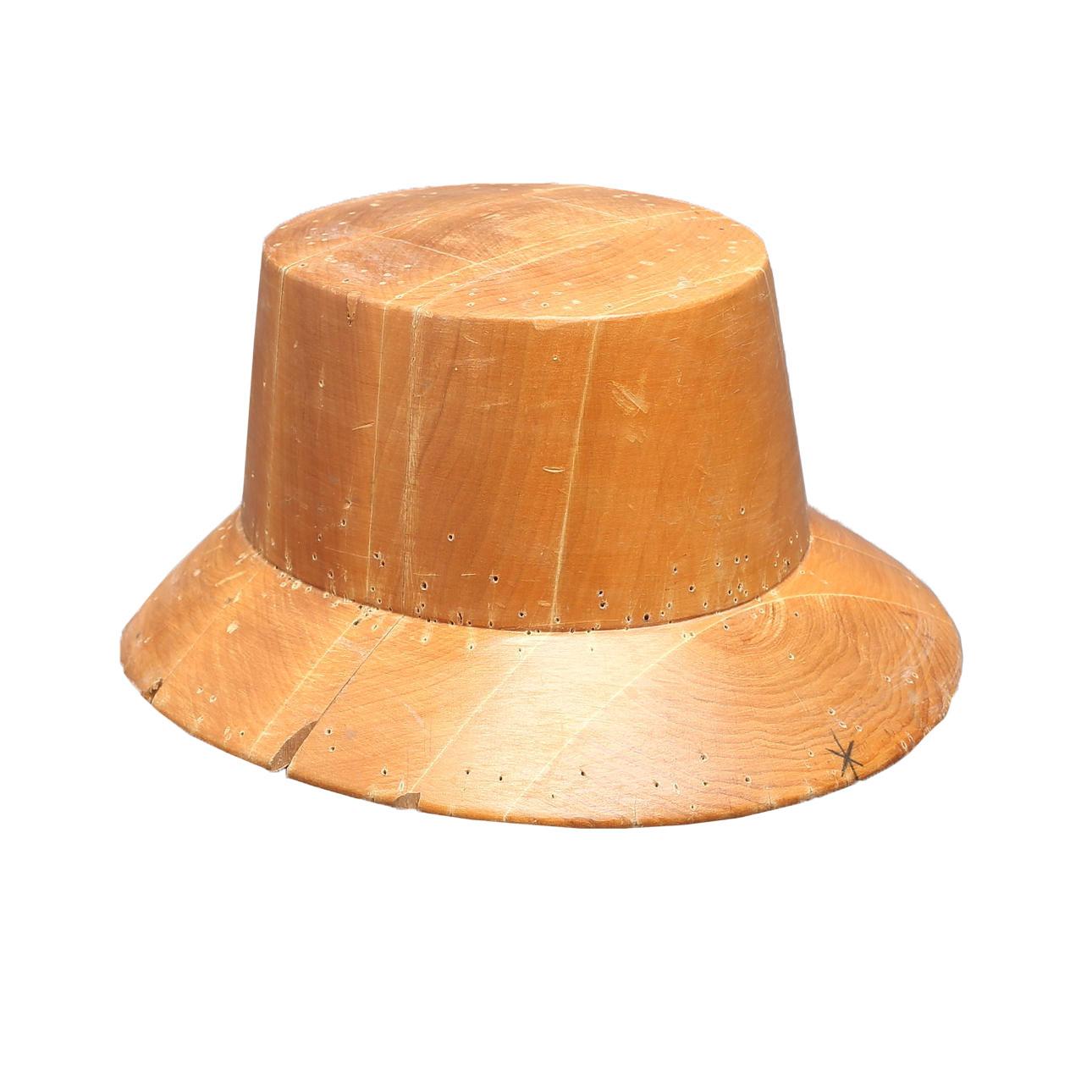 Questo stampo per cappello vintage, splendidamente invecchiato e intagliato a mano, proviene dalla rinomata azienda di cappelleria Hugo Landahl di Stoccolma, in Svezia. Ricco di carattere e patina, è un pezzo decorativo unico e accattivante,