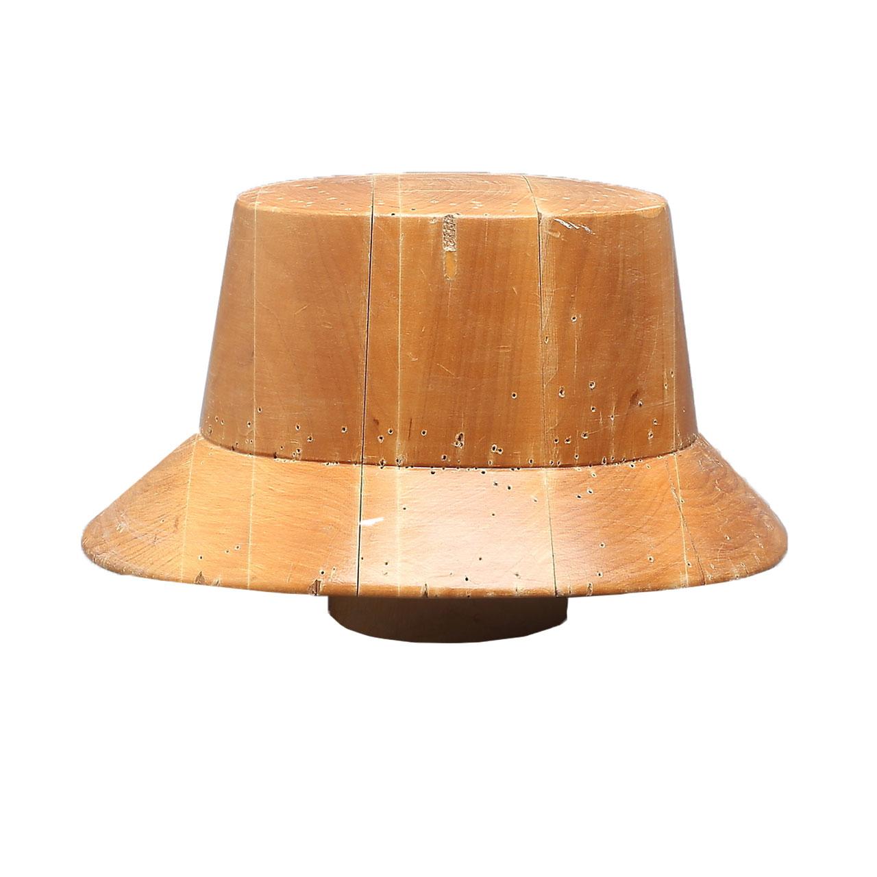 Arte popolare Stampo per cappello vintage realizzato a mano in pino di Stoccolma, Svezia in vendita