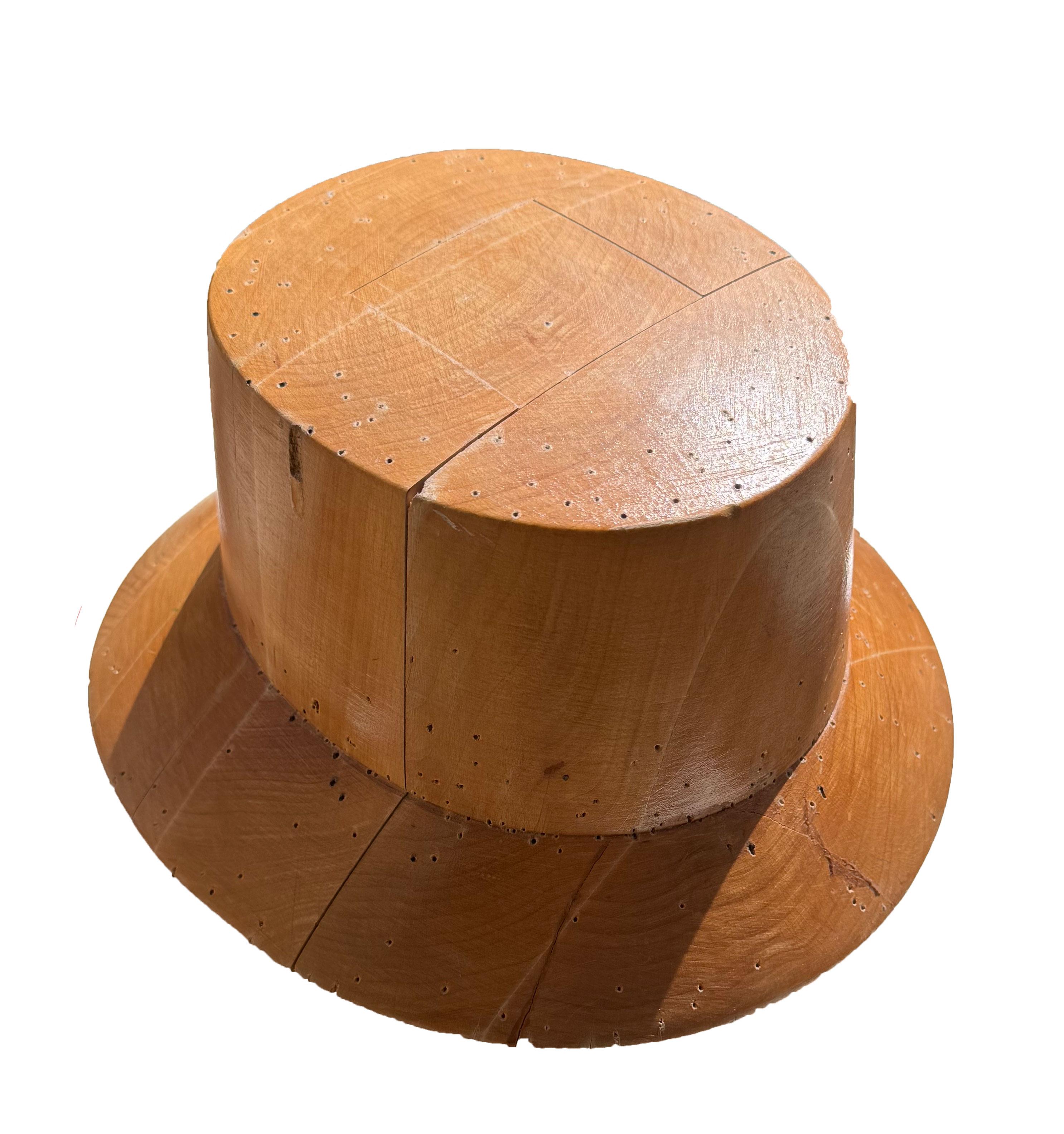 Fino al XVIII secolo Stampo per cappello vintage realizzato a mano in pino di Stoccolma, Svezia in vendita
