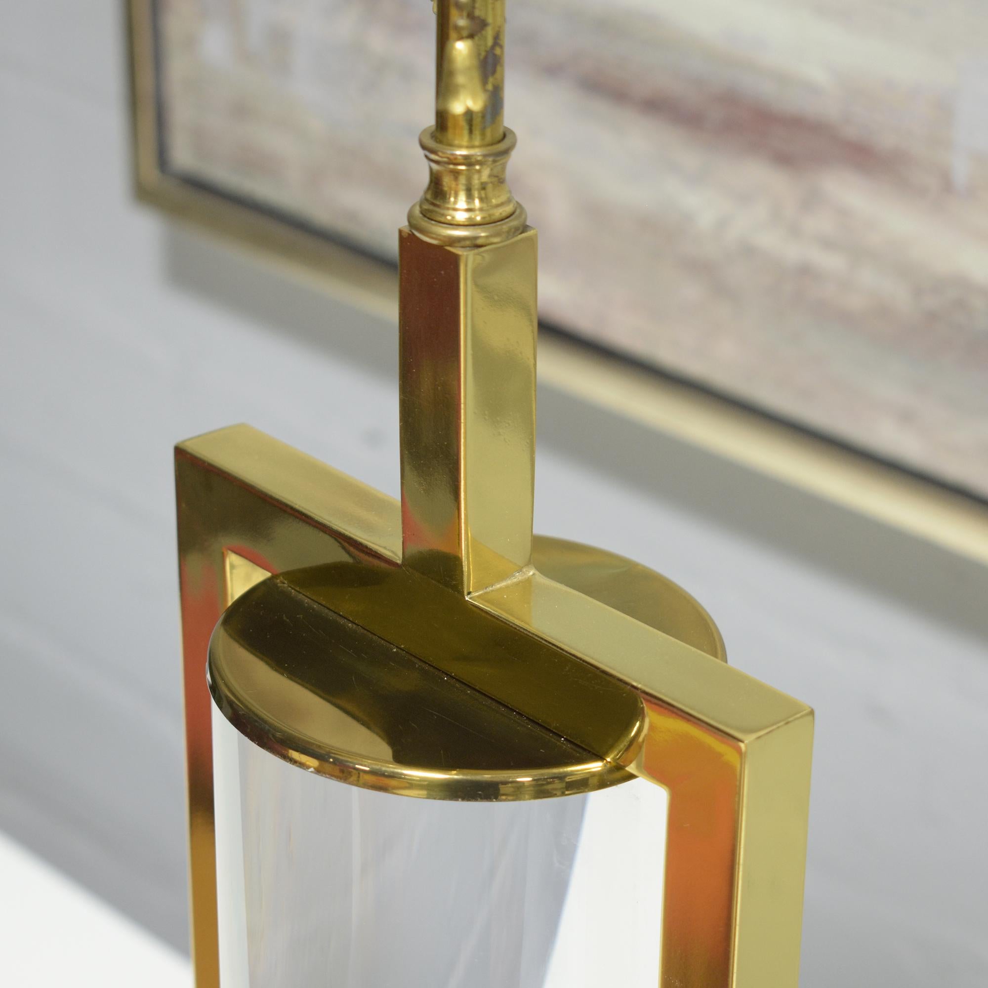 Mid-Century Modern Brass & Lucite Table Lamp: Vintage Elegance Revived For Sale 3