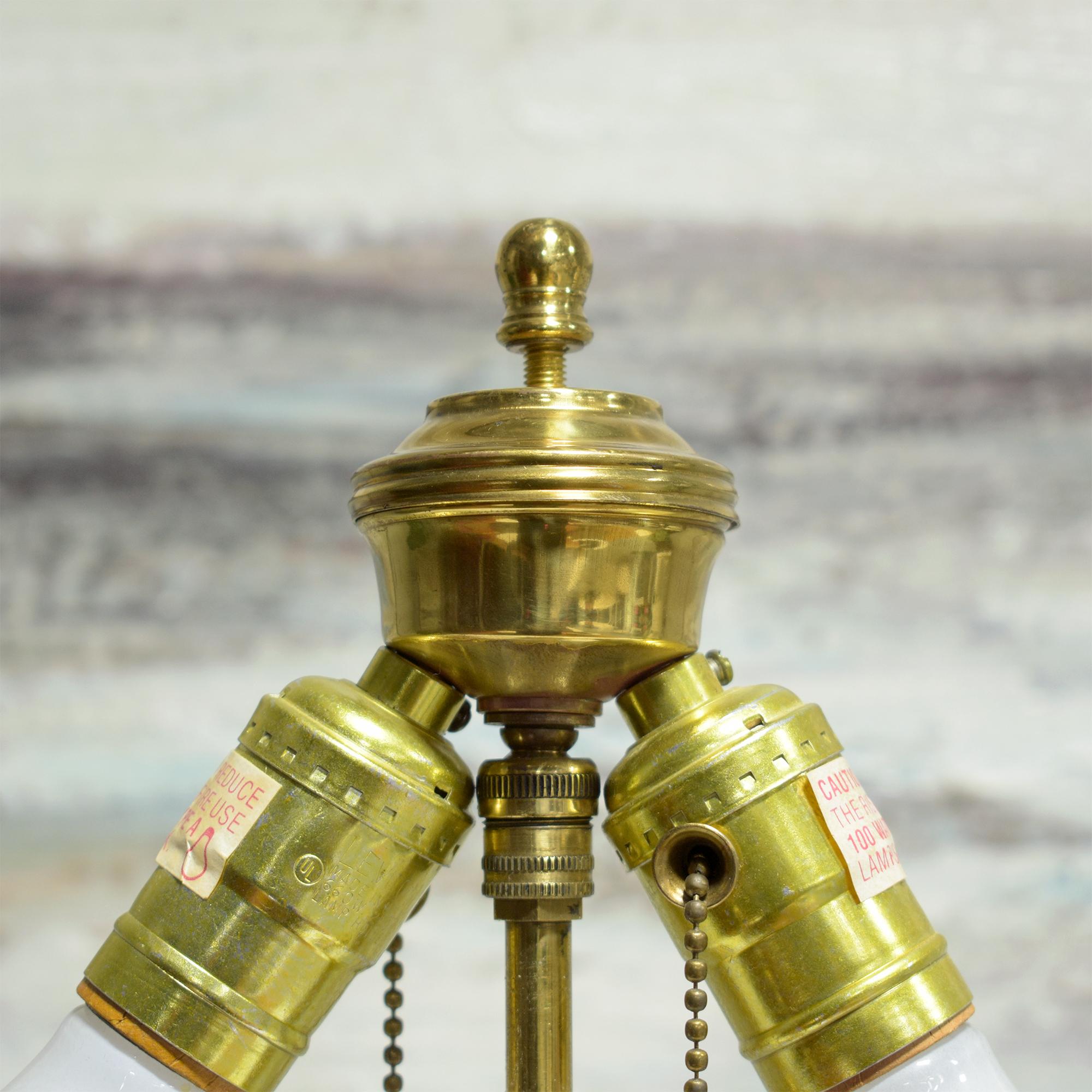 Mid-Century Modern Brass & Lucite Table Lamp: Vintage Elegance Revived For Sale 4