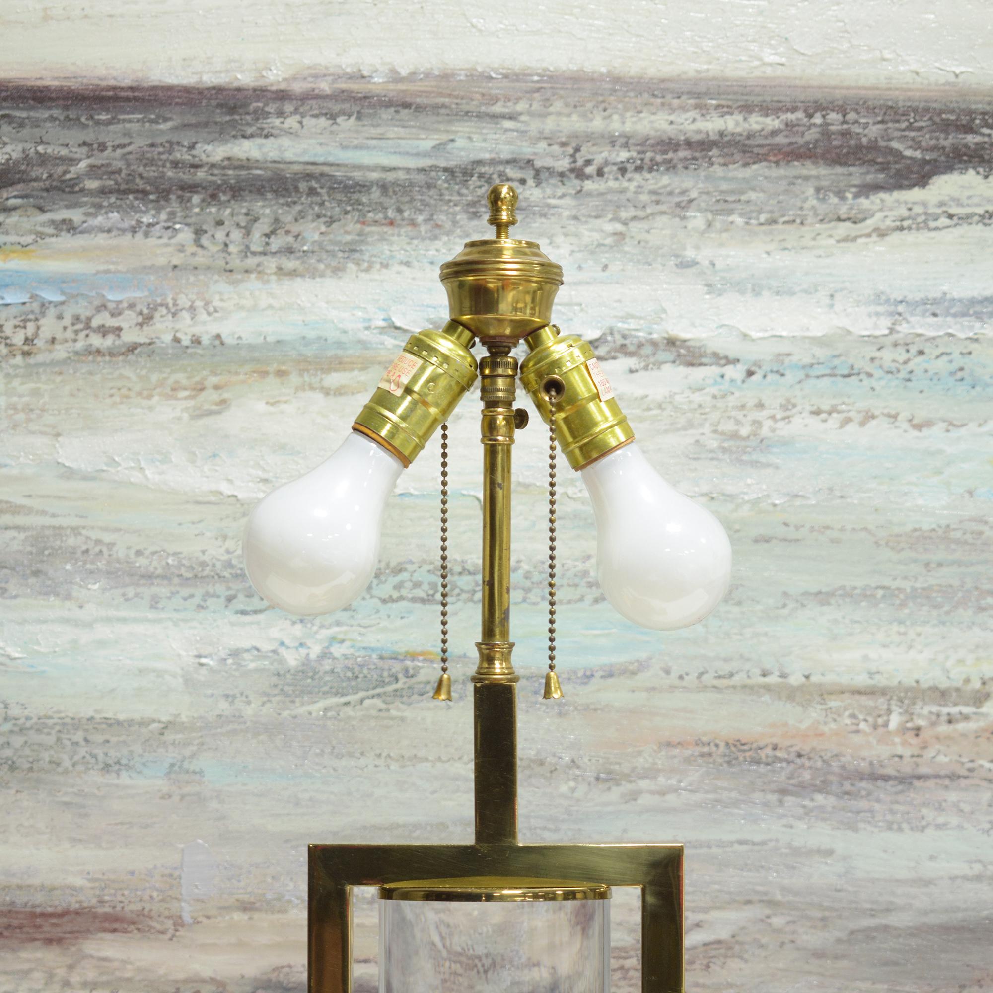 Mid-Century Modern Brass & Lucite Table Lamp: Vintage Elegance Revived For Sale 1
