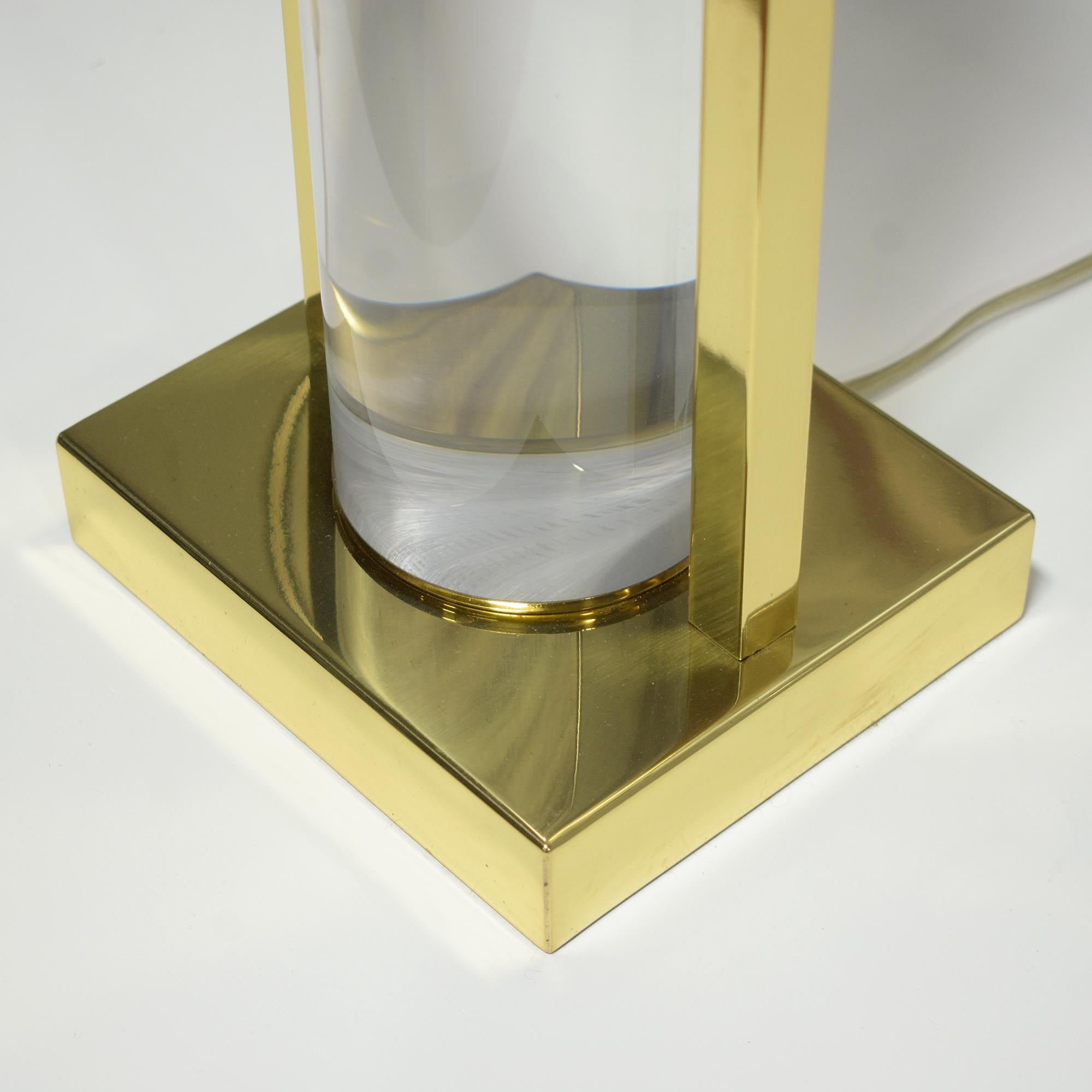Mid-Century Modern Brass & Lucite Table Lamp: Vintage Elegance Revived For Sale 2