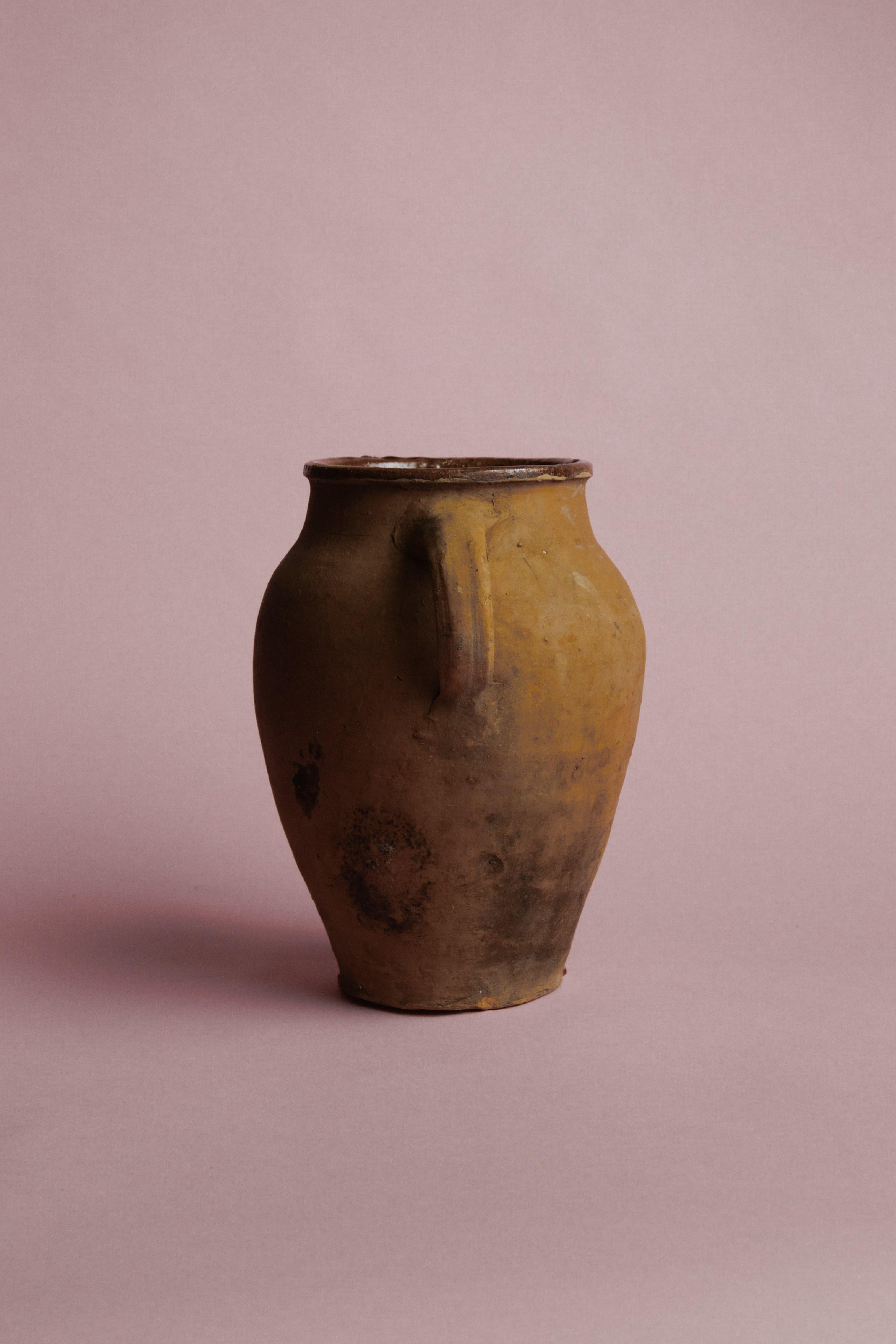 Rustico Vaso di terracotta rustico turco d'epoca realizzato a mano in vendita