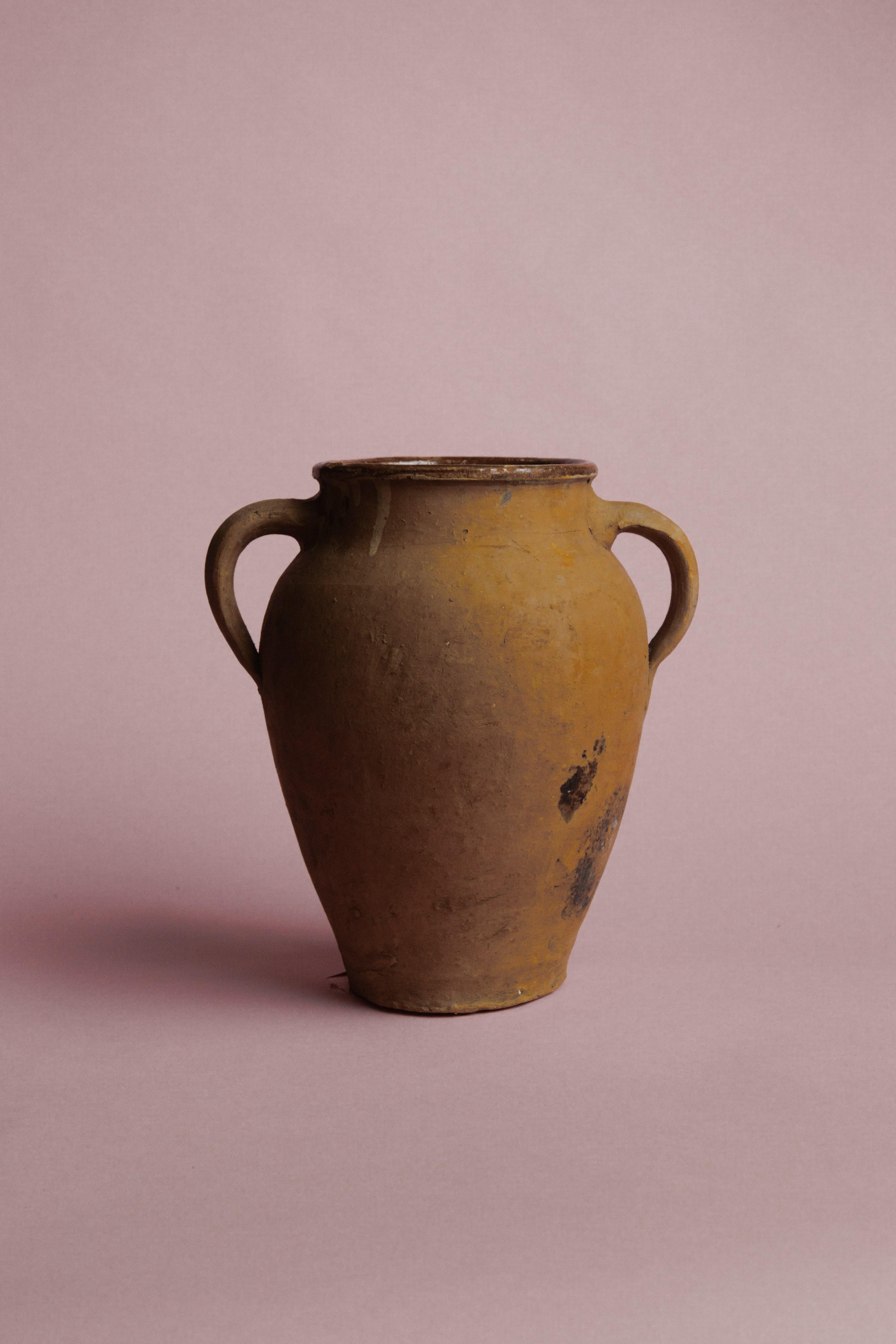 Intagliato a mano Vaso di terracotta rustico turco d'epoca realizzato a mano in vendita