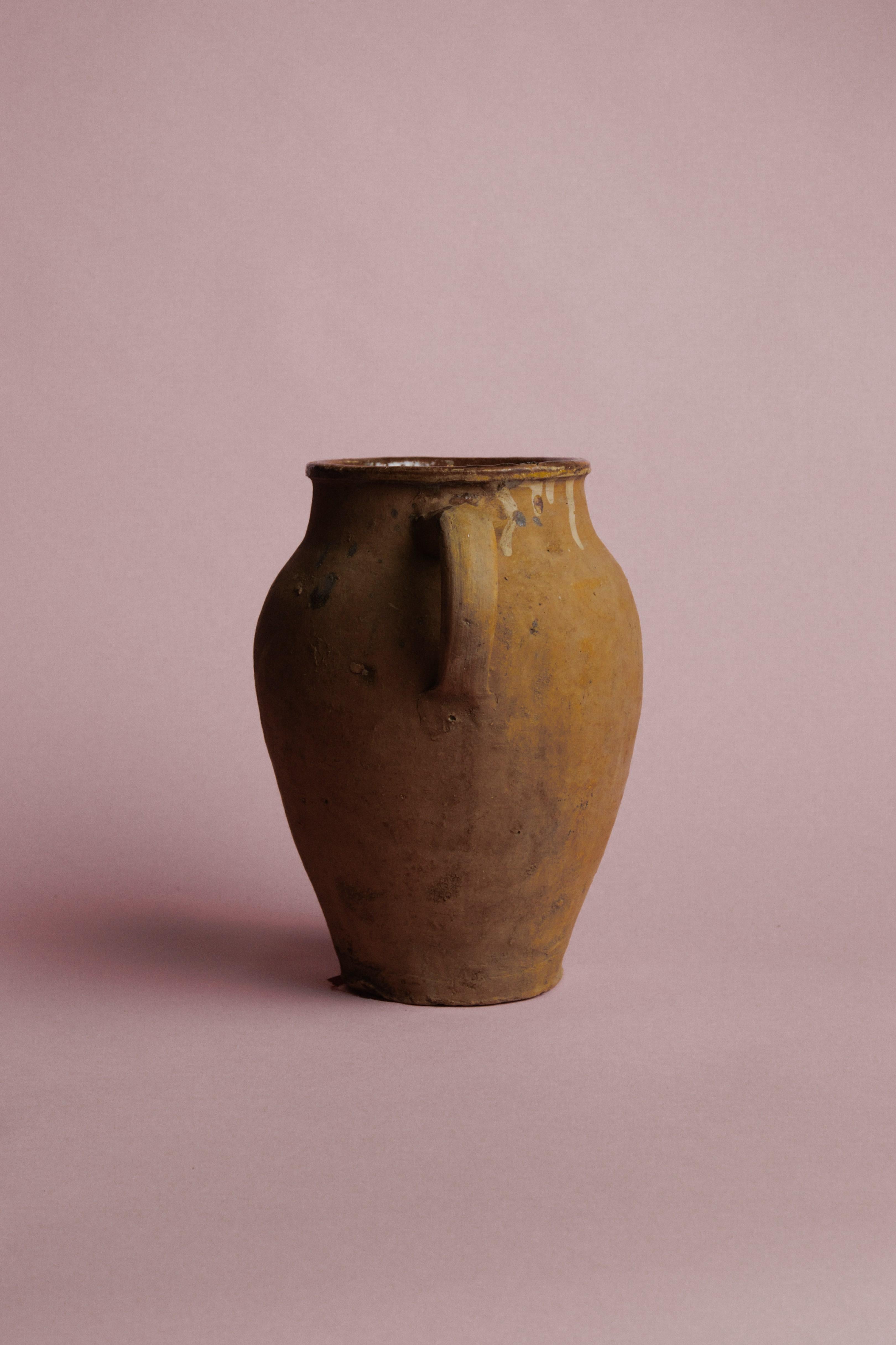 Vaso di terracotta rustico turco d'epoca realizzato a mano In condizioni buone in vendita a London, GB
