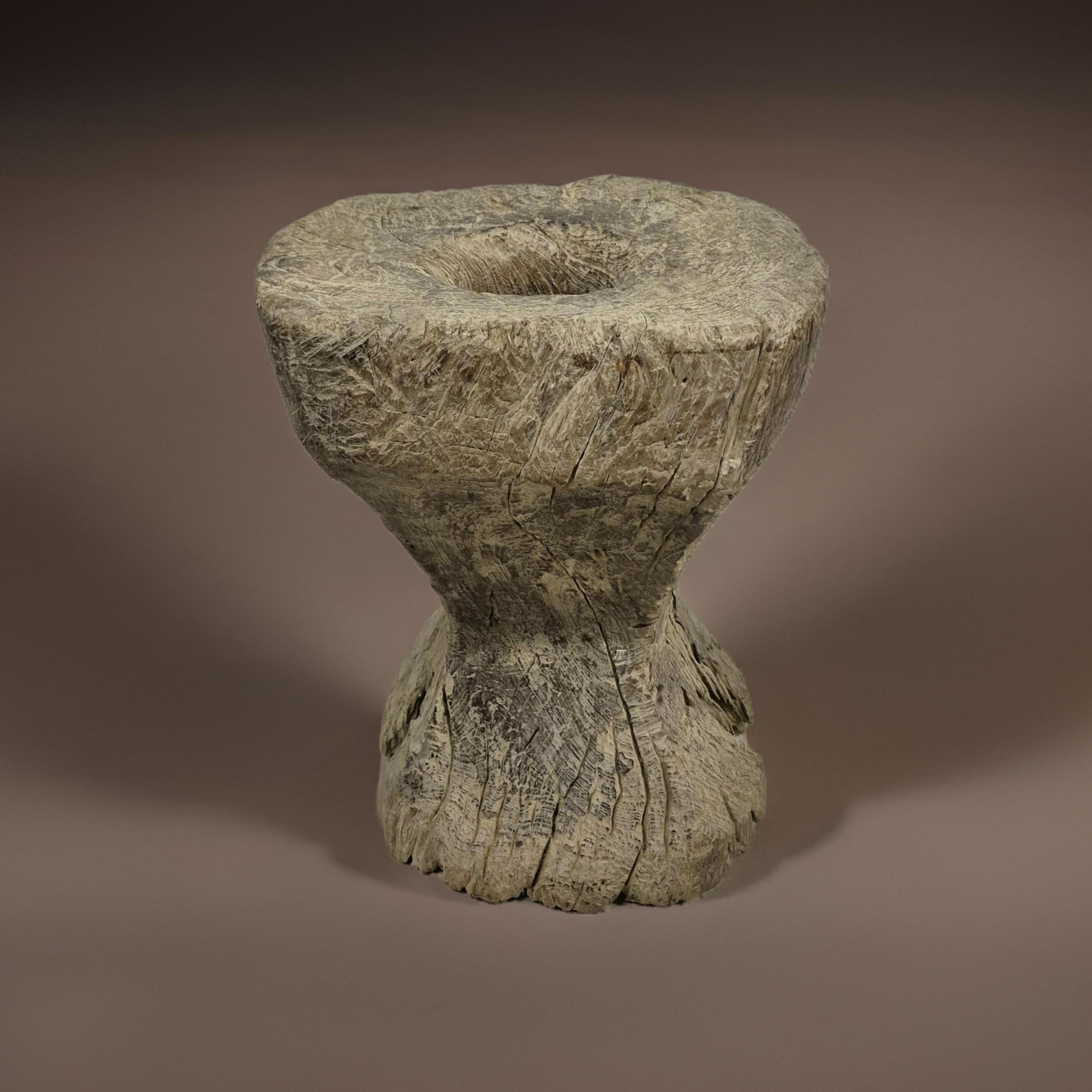 Handgefertigter wabi sabi mortar Beistelltisch aus Afrika (Rustikal) im Angebot