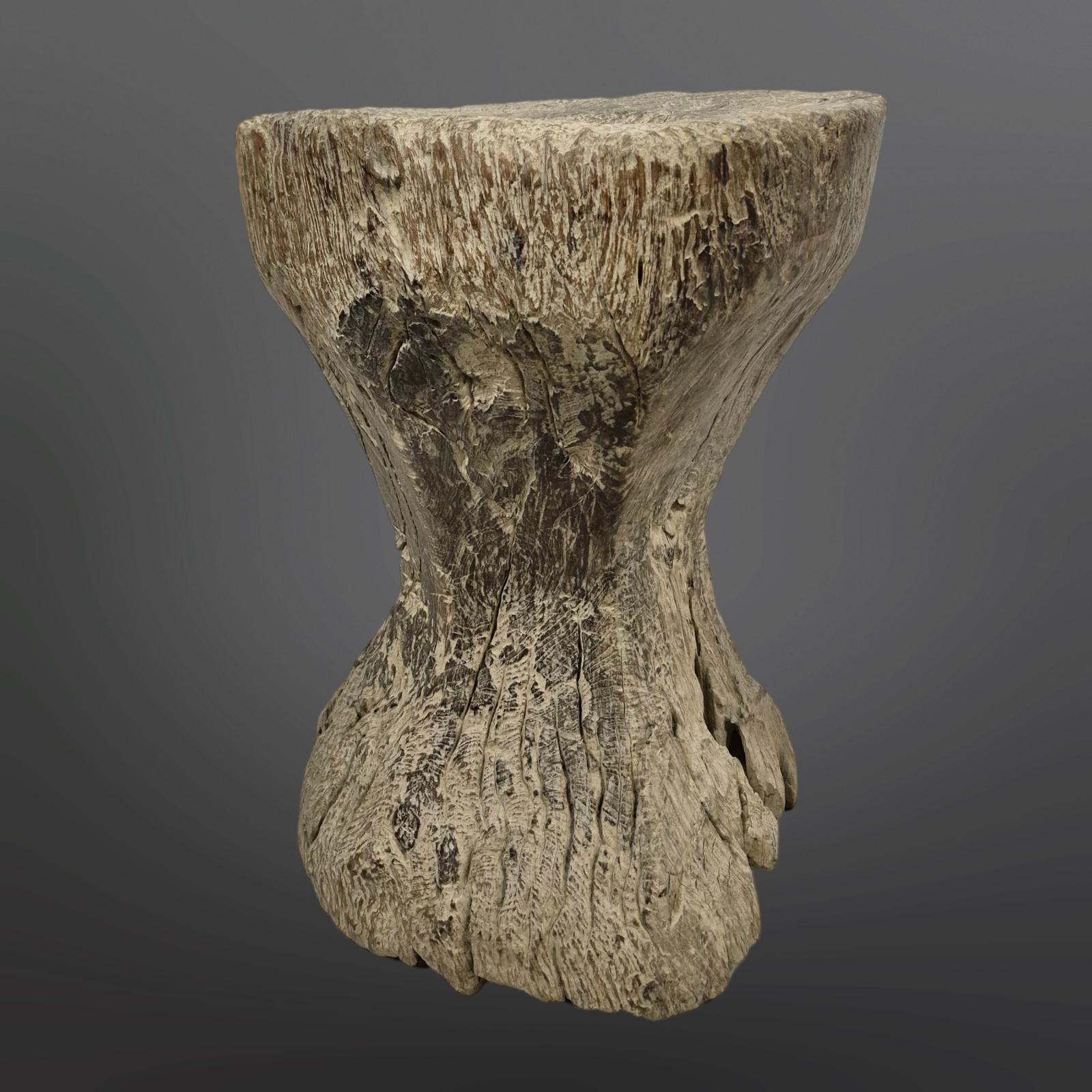 Handgefertigter wabi sabi mortar Beistelltisch aus Afrika im Zustand „Starke Gebrauchsspuren“ im Angebot in ECHT, NL