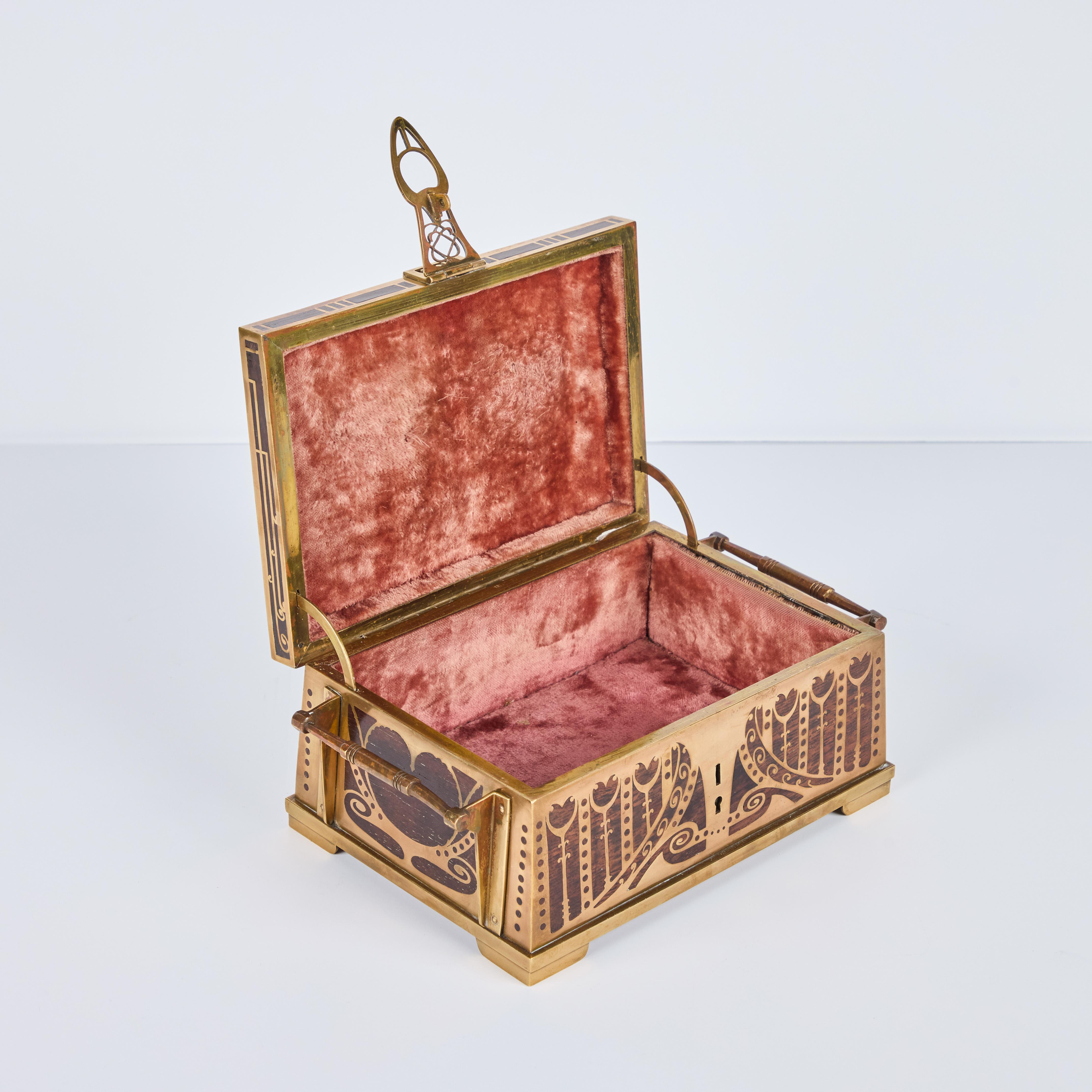 Caja artesanal de madera y latón de Erhard y Sohne Hecho a mano