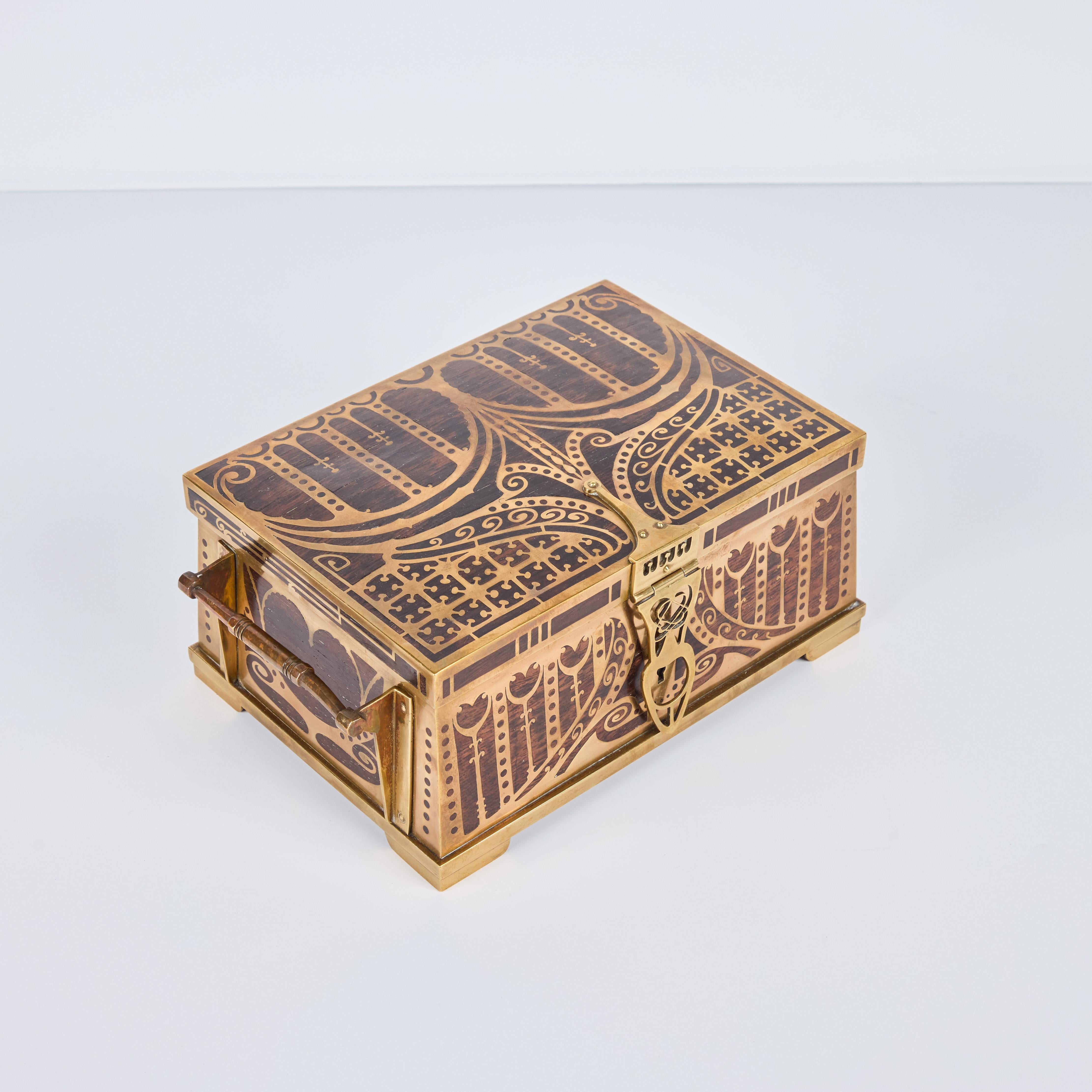 Caja artesanal de madera y latón de Erhard y Sohne en Bueno Estado en Los Angeles, CA