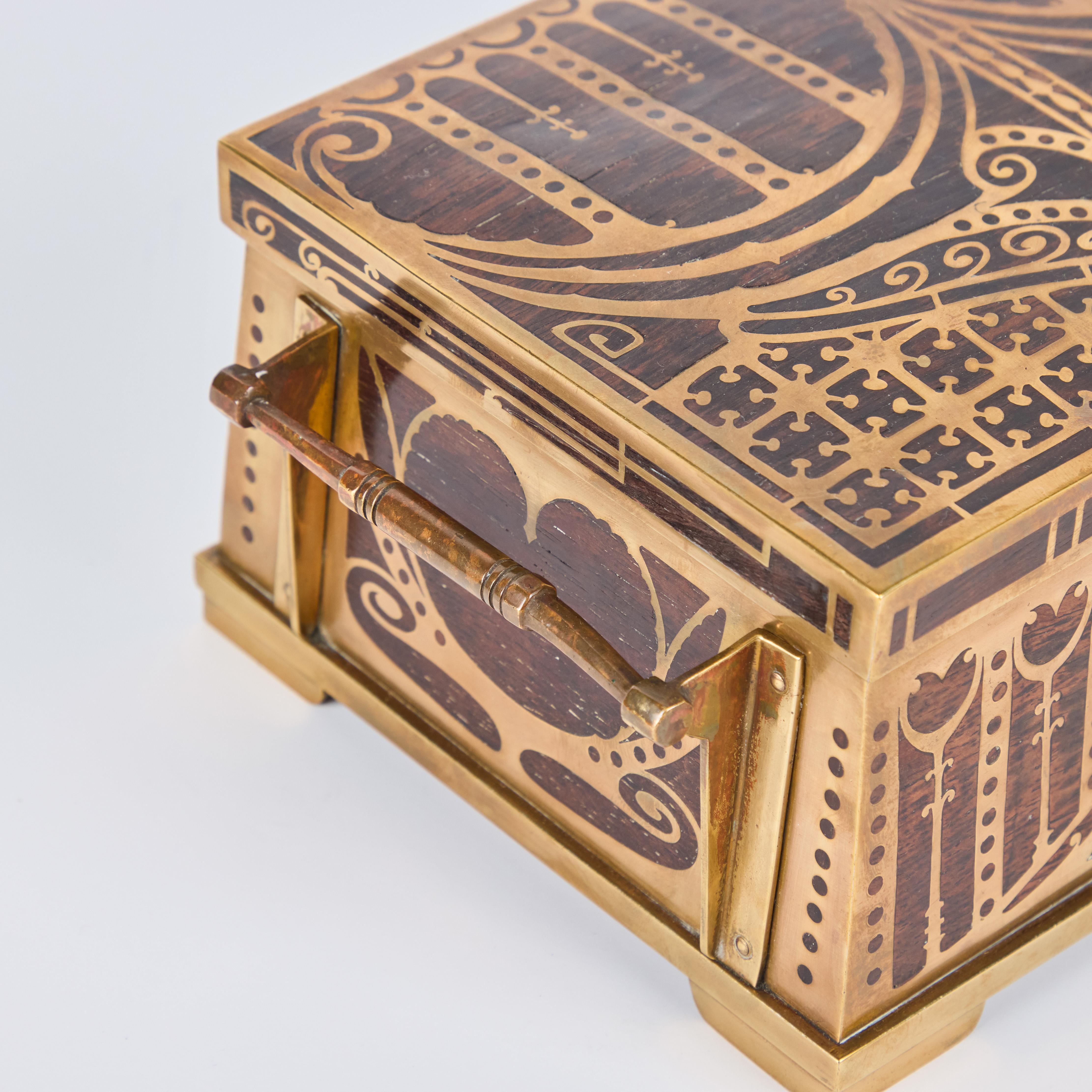 Caja artesanal de madera y latón de Erhard y Sohne principios del siglo XX