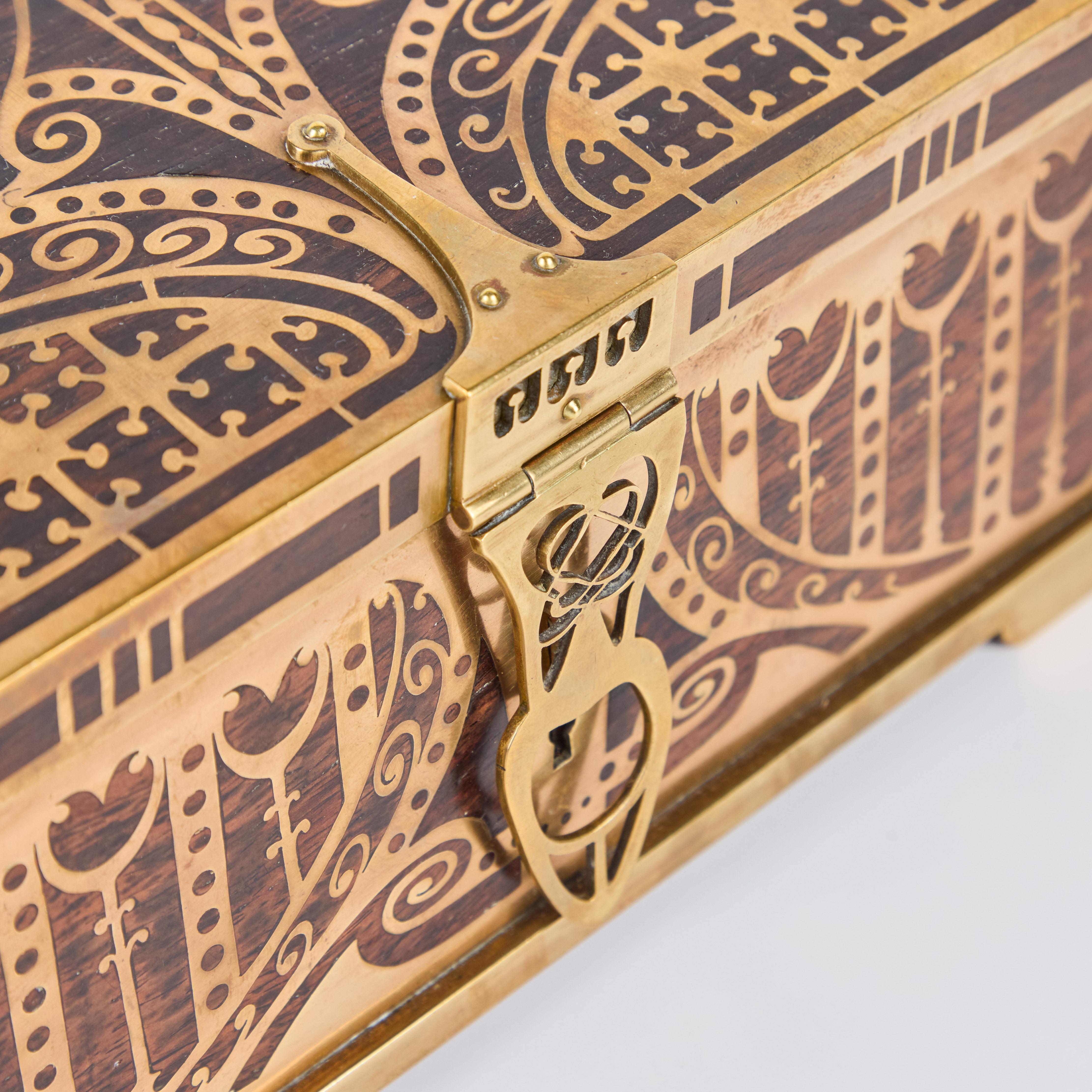 Caja artesanal de madera y latón de Erhard y Sohne Latón