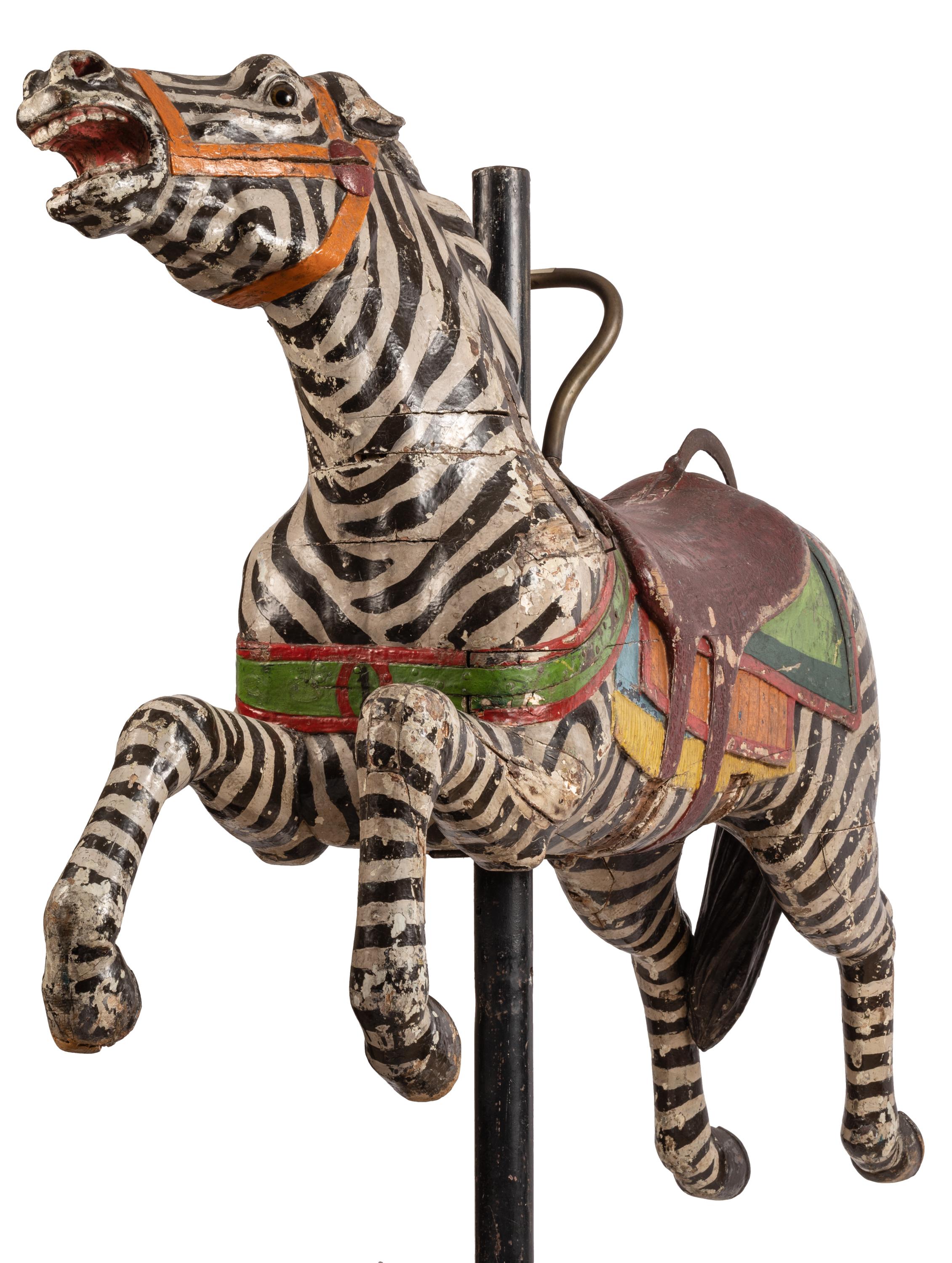 Détaillé et expressif, cet authentique zèbre de carrousel fait à la main démontre que la sculpture populaire ou folklorique peut atteindre le niveau du grand art. Avec sa peinture d'origine et l'usure de centaines (milliers ?) de cavaliers, notre