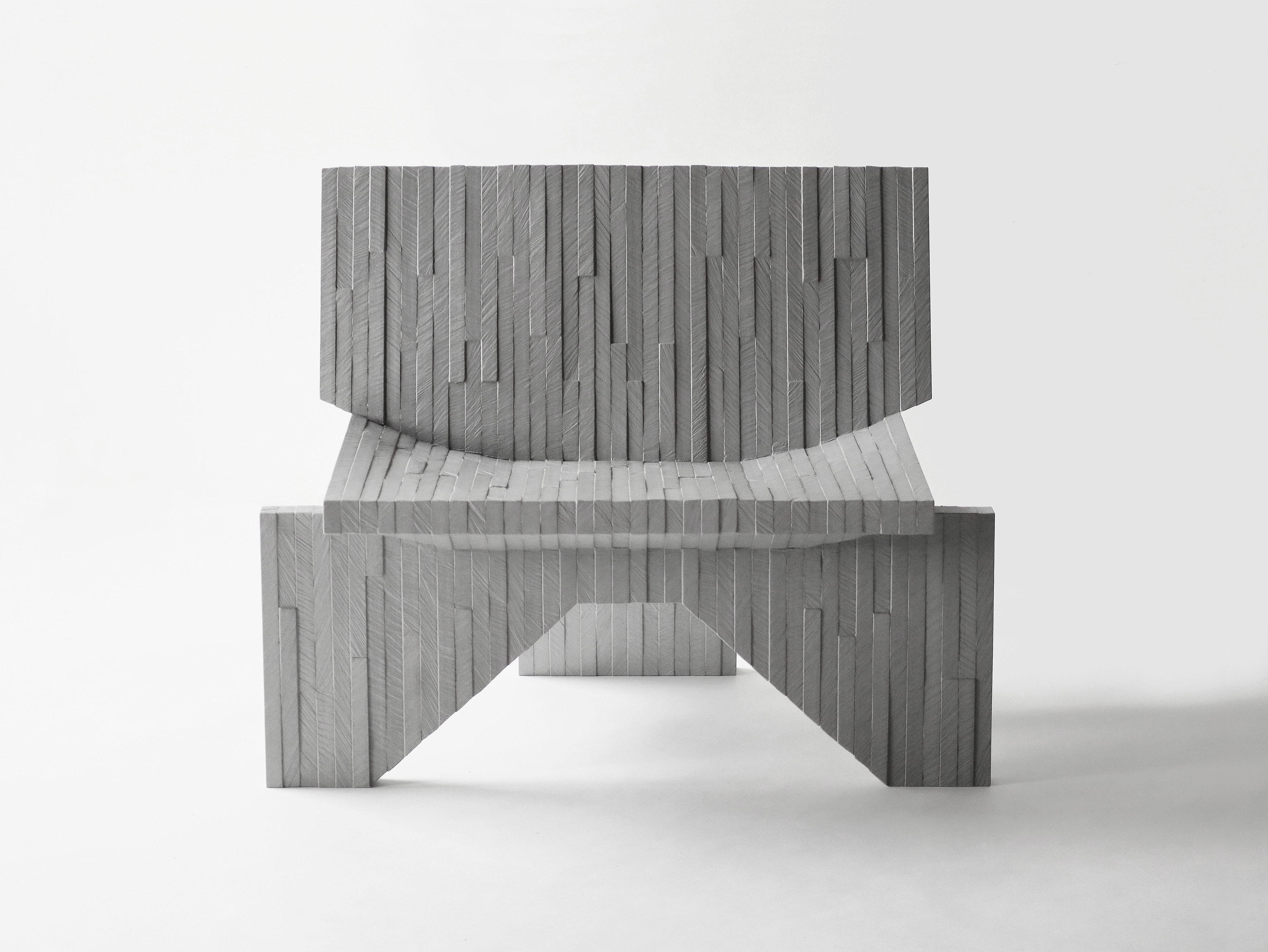 Nella serie di oggetti funzionali intitolata 'BRUTALISTA', il designer si appropria dell'utensile dell'artigiano, più precisamente della sega a mano. Un foglio di materiale a base di legno e la disponibilità di una sola sega a mano sono 