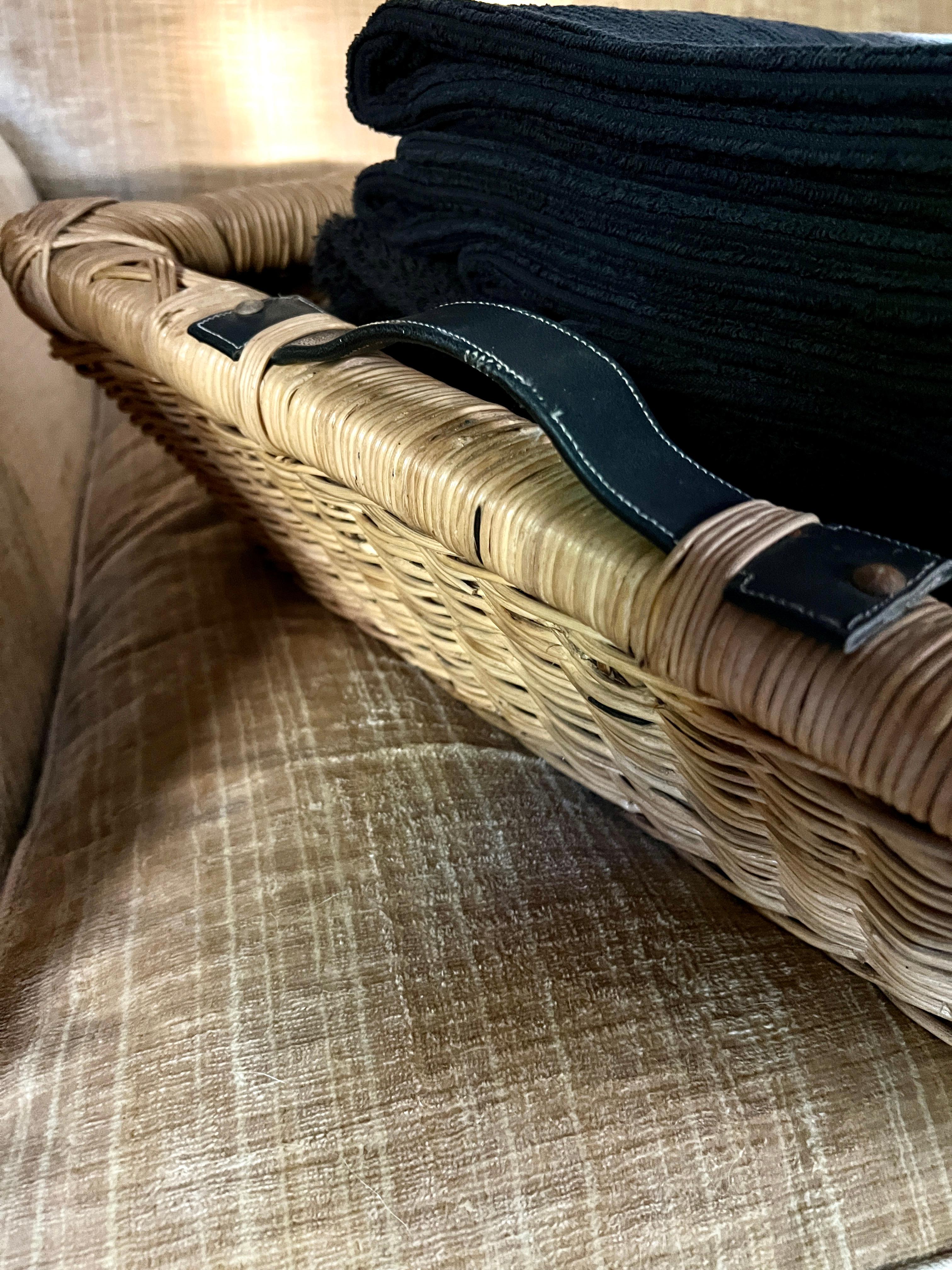 Fatto a mano Hand Crafted Woven Laundry Basket or Tray With Leather Handles in vendita