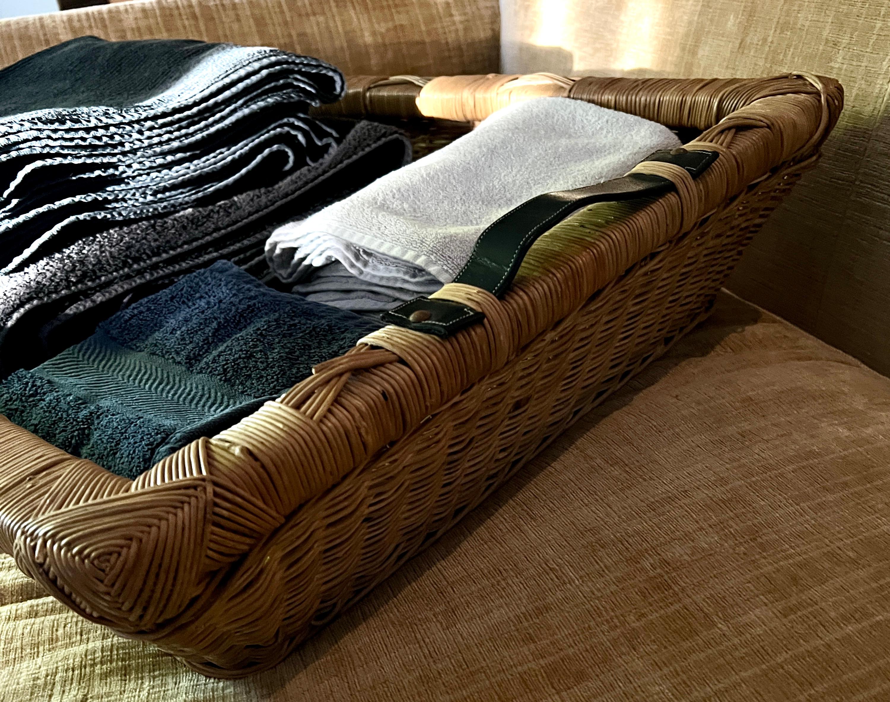 Hand Crafted Woven Laundry Basket or Tray With Leather Handles In condizioni buone in vendita a Los Angeles, CA