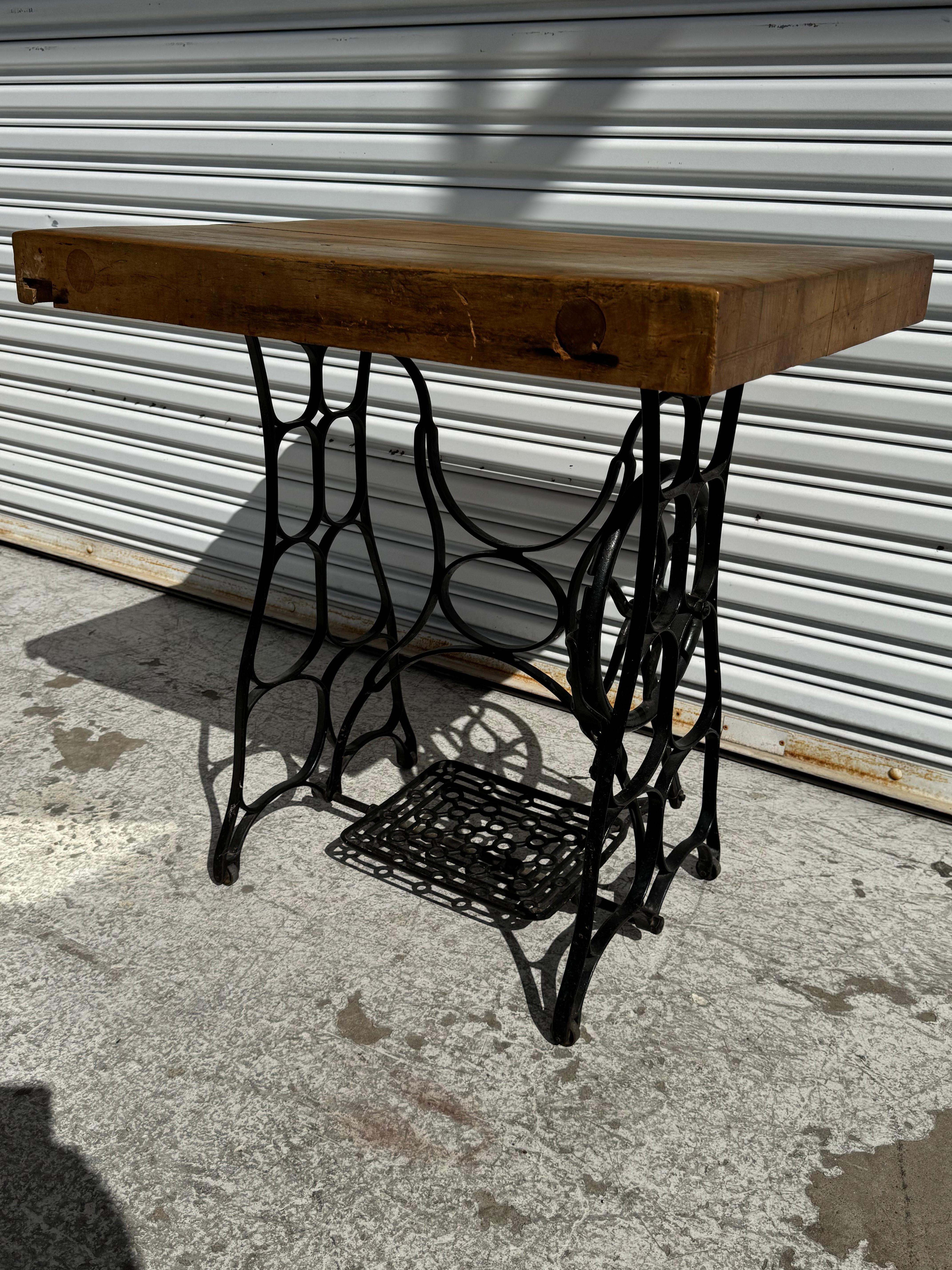 Cette table est construite de manière folklorique.
Il a été fabriqué sur mesure à la fin du 20e siècle.
Le socle utilisé date du début du 20e siècle.
Ils ont fixé un bloc de boucherie à son sommet pour le rendre plus pratique pour la cuisine en