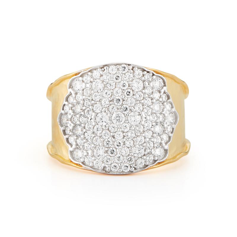 Im Angebot: Handgefertigter Diamant-verzierter Ring aus Gelbgold () 2