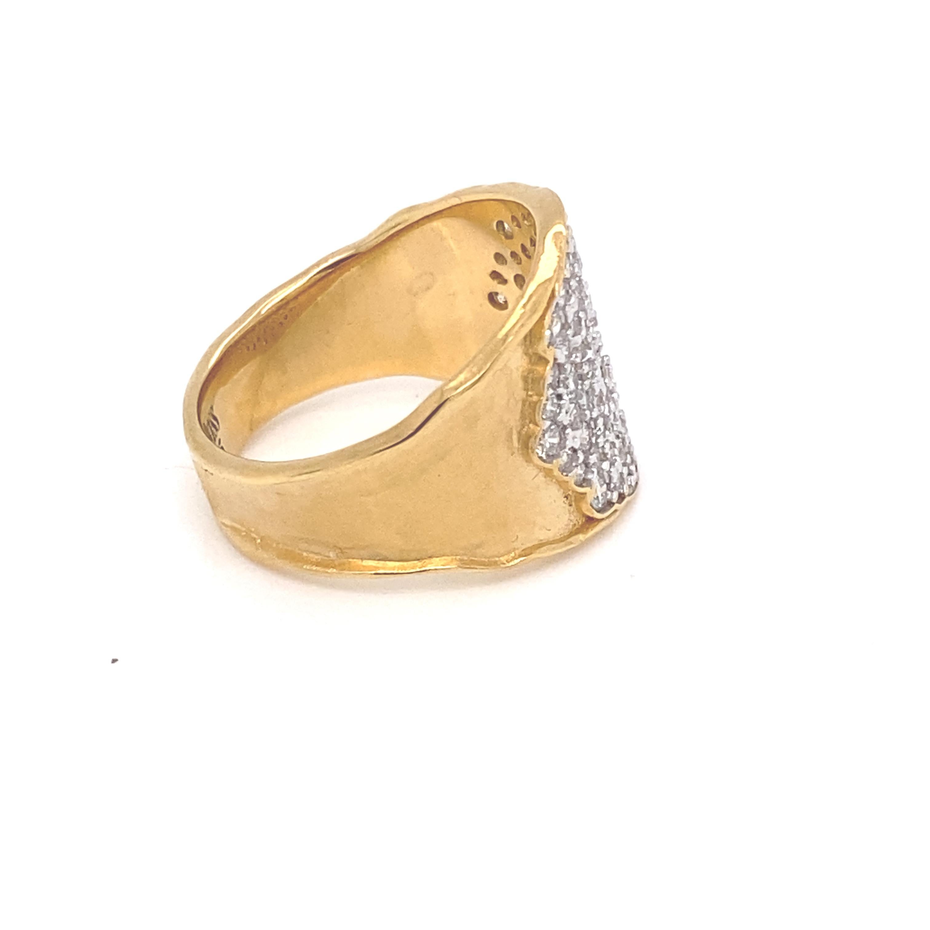 Im Angebot: Handgefertigter Diamant-verzierter Ring aus Gelbgold () 4