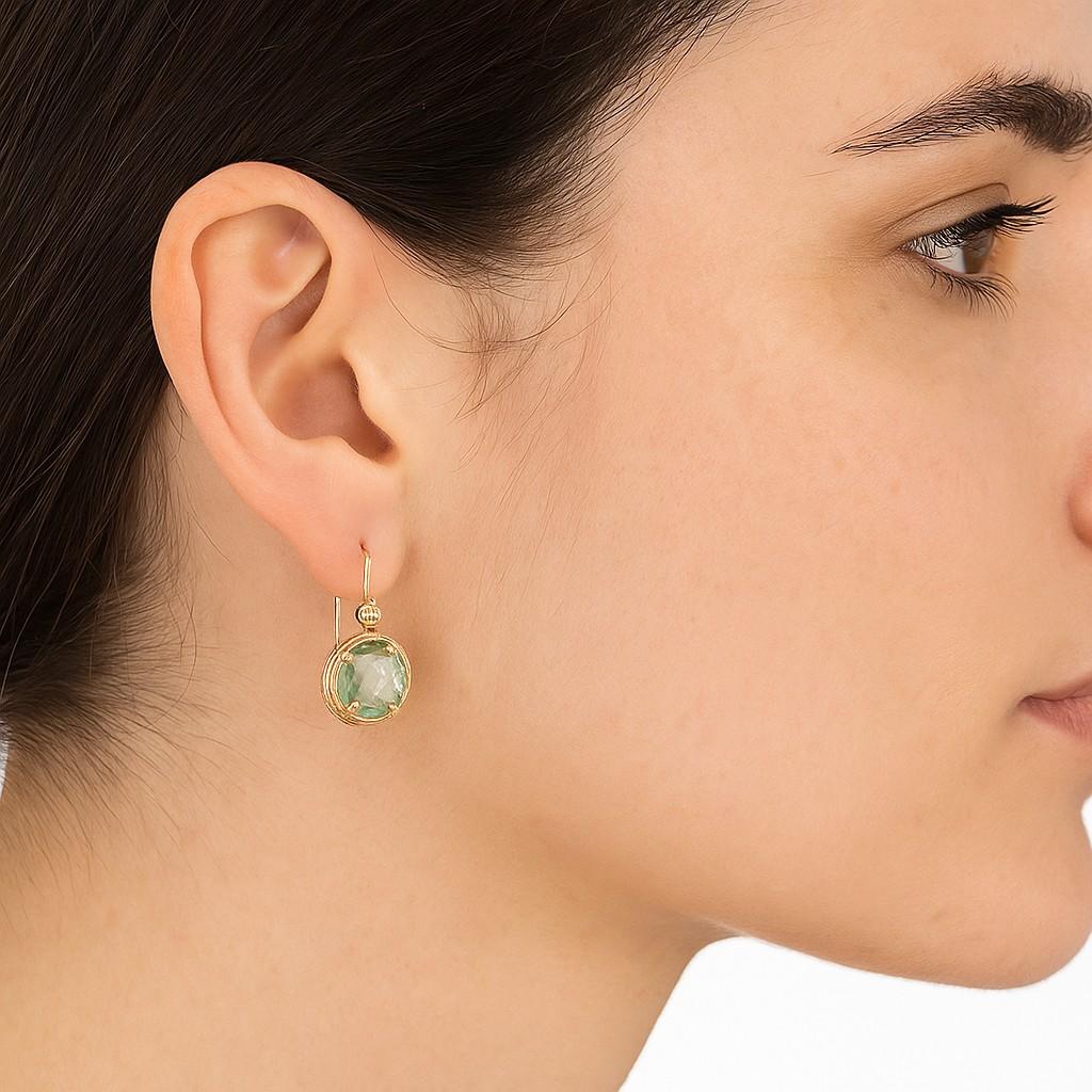 Boucles d'oreilles pendantes en or jaune 14 carats, polies et texturées, centrées sur une pierre semi-précieuse ronde de 10 mm de couleur améthyste verte en damier, avec 0,03 carats de diamants sertis en chaton.
