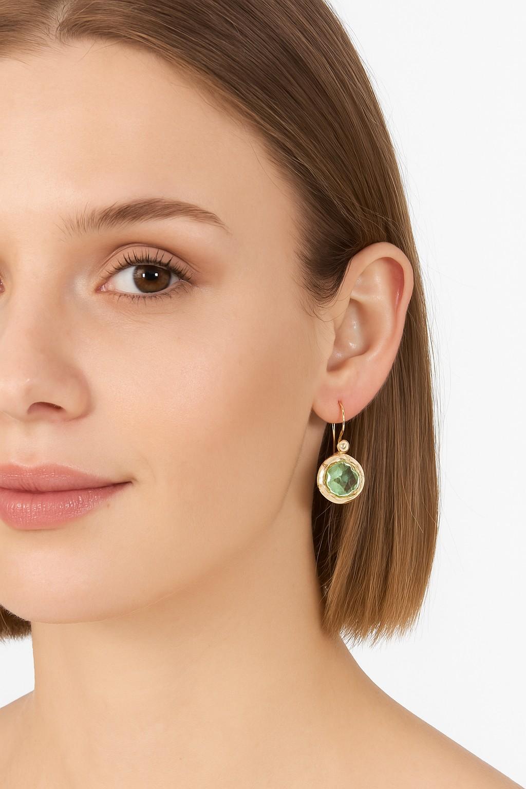 Taille ronde Or jaune et améthyste verte fabriqués à la main  Pendants d'oreilles en pierres de couleur. en vente