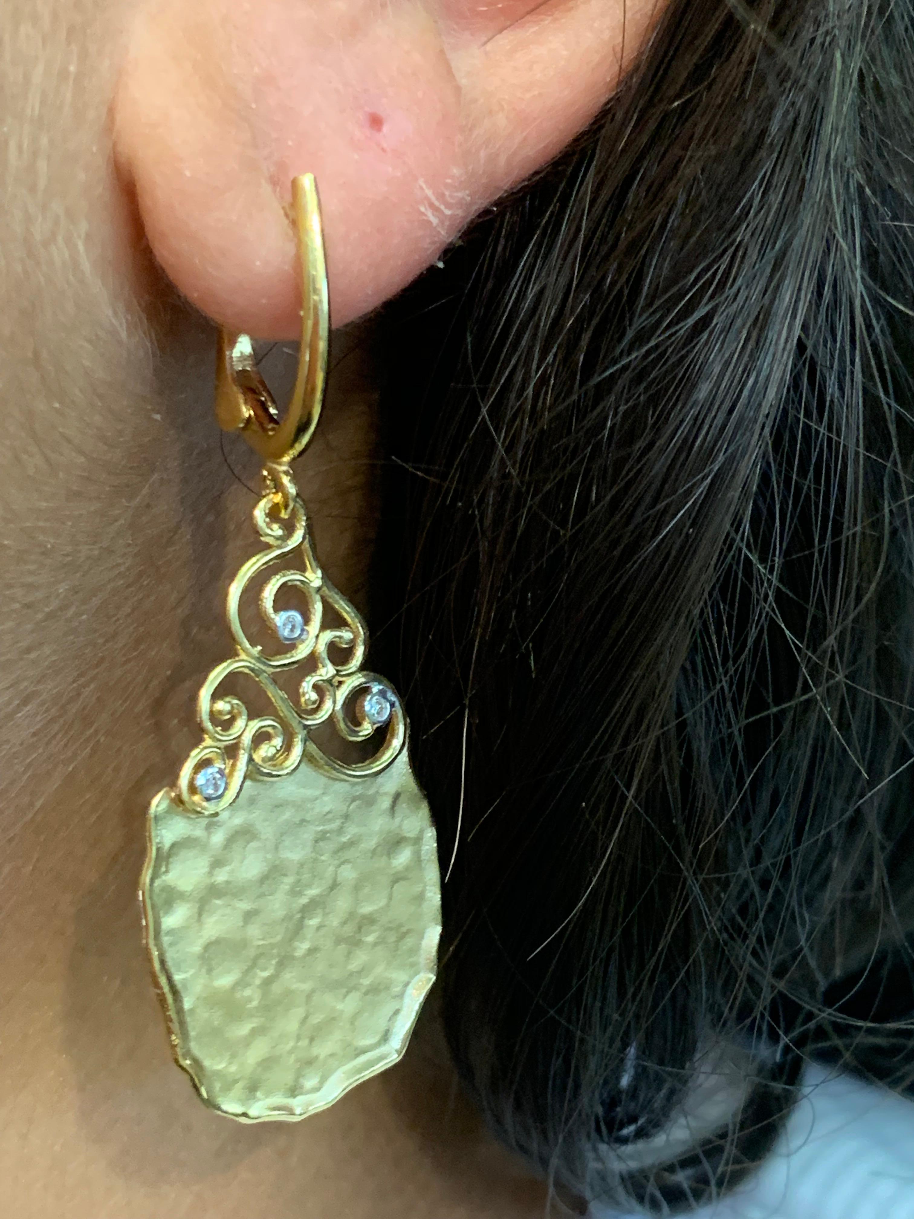 Round Cut Handcrafted Yellow Gold Handcrafted Filigree Tear-Drop Hammered Earrings For Sale