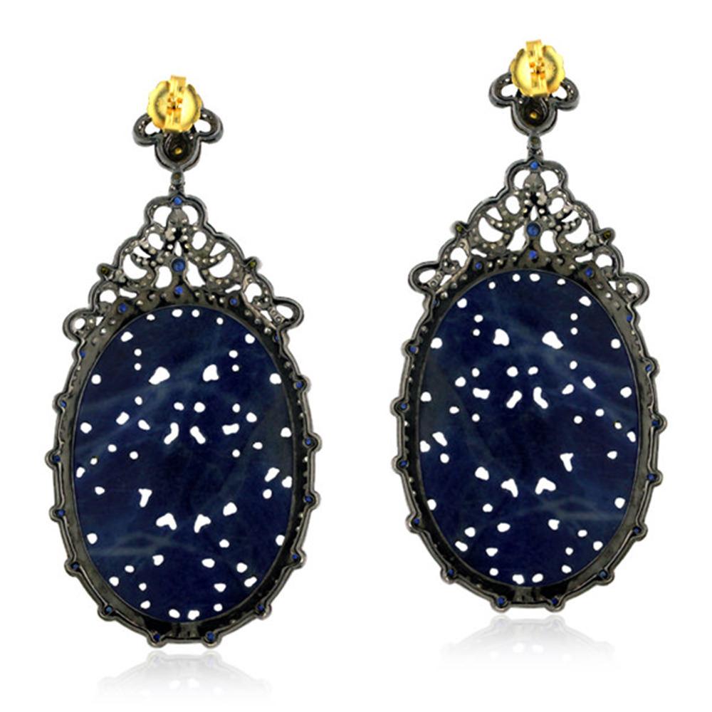 Moderne Boucles d'oreilles en or 18 carats et argent avec saphirs tranchés sculptés à la main et entourés de diamants en vente