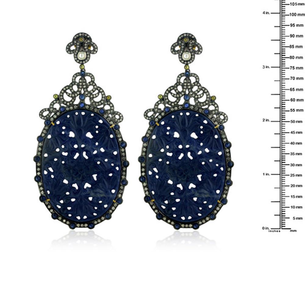 Taille mixte Boucles d'oreilles en or 18 carats et argent avec saphirs tranchés sculptés à la main et entourés de diamants en vente