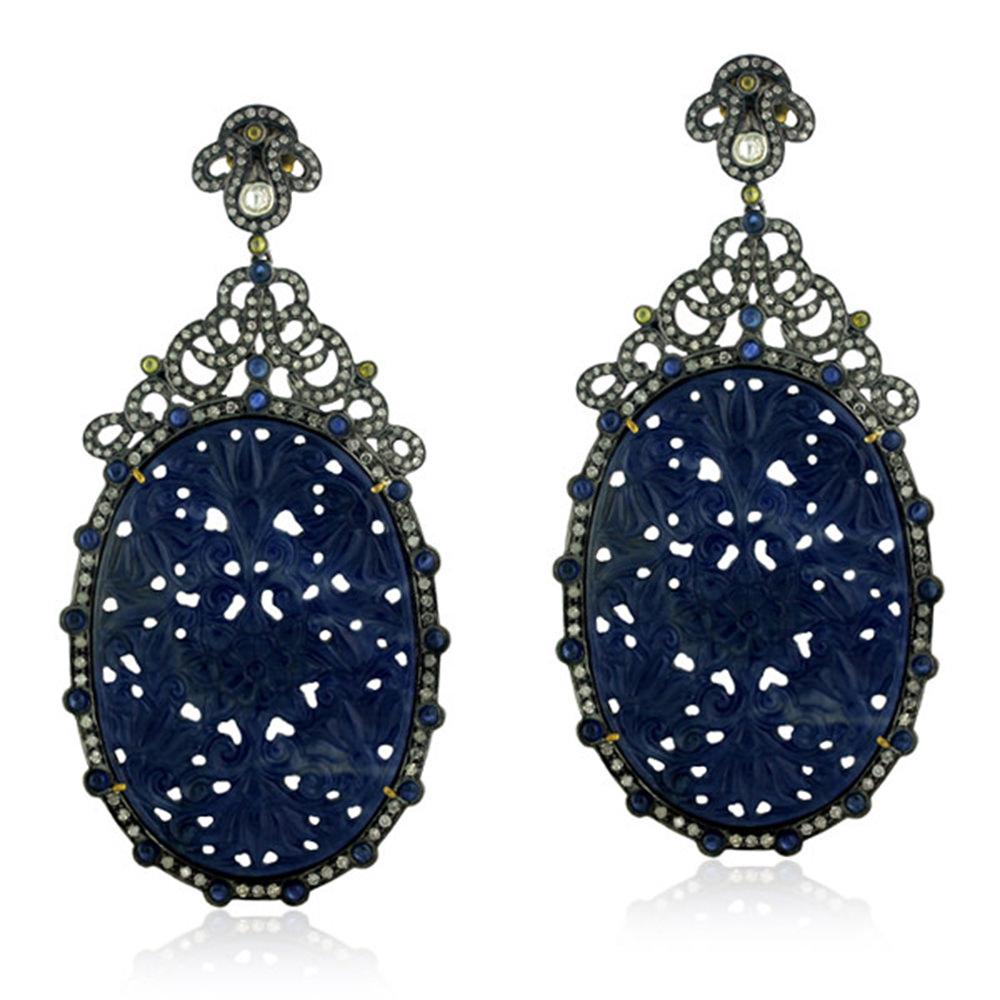 Boucles d'oreilles en or 18 carats et argent avec saphirs tranchés sculptés à la main et entourés de diamants Neuf - En vente à New York, NY