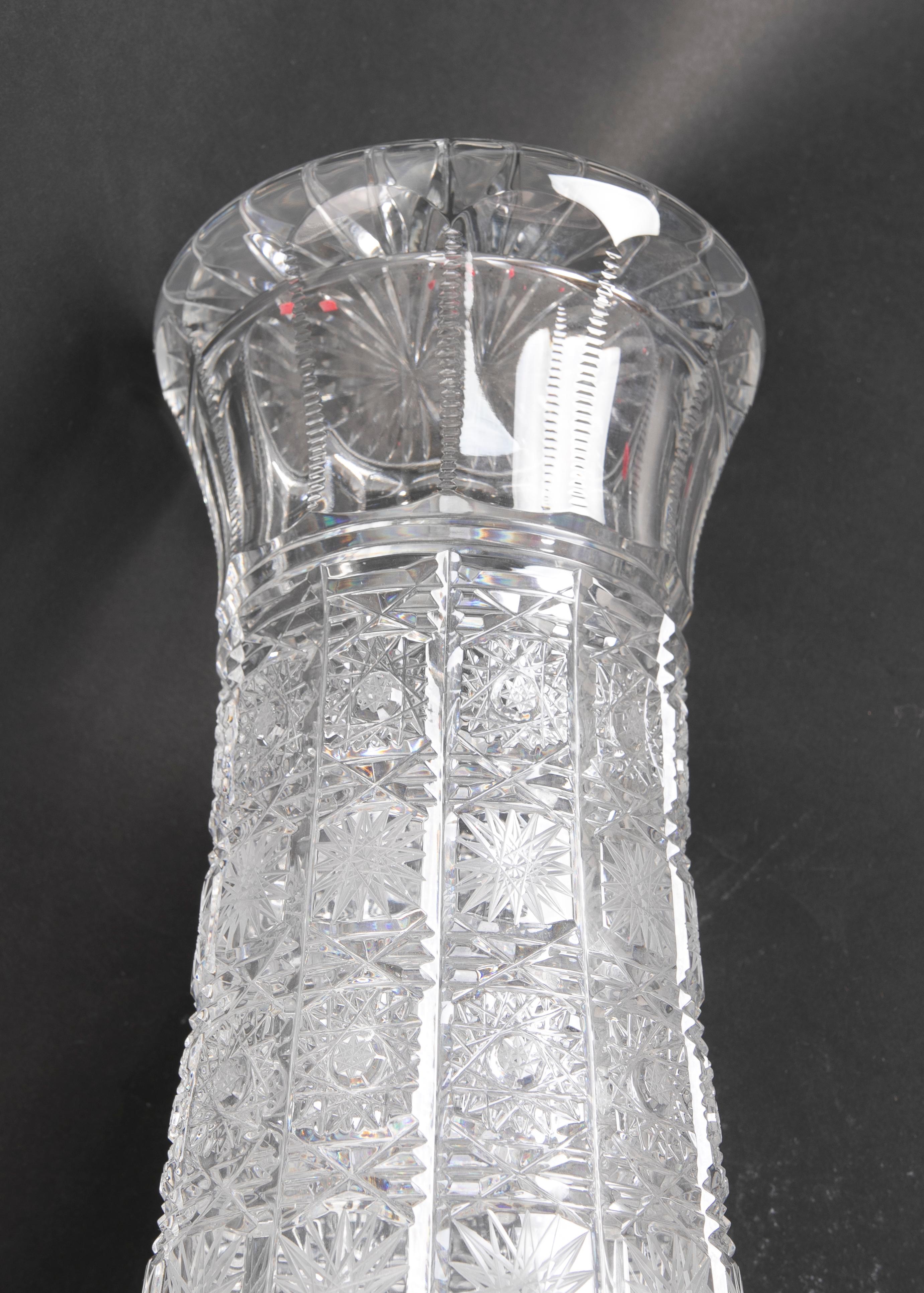 Vase en cristal de Bohème taillé à la main en vente 9