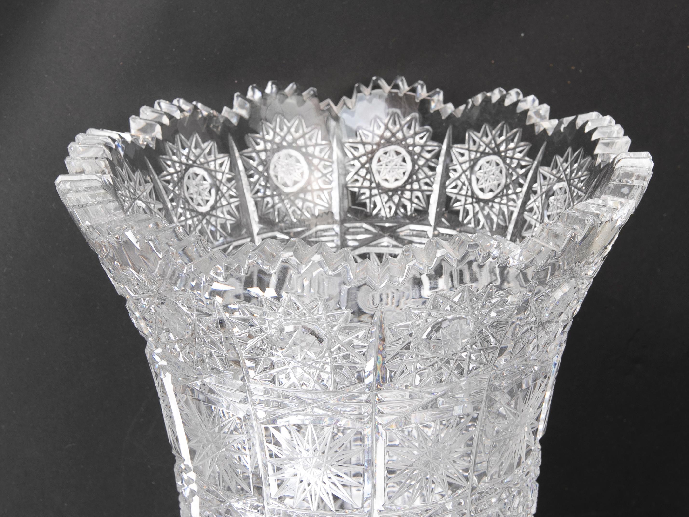 Vase en cristal de Bohème taillé à la main en vente 10