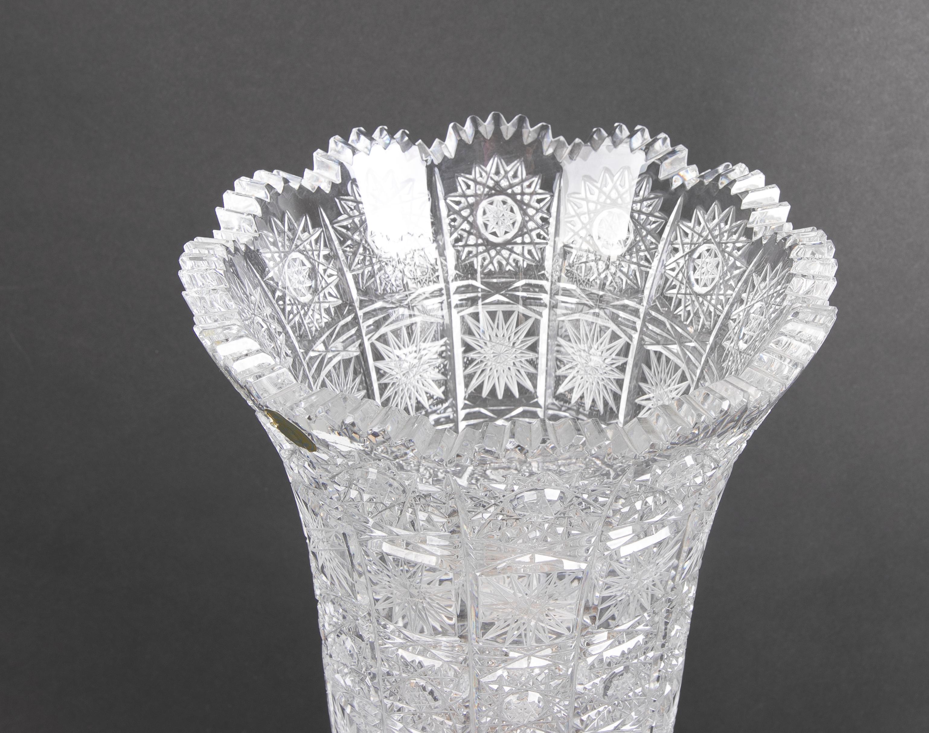 Tchèque Vase en cristal de Bohème taillé à la main en vente