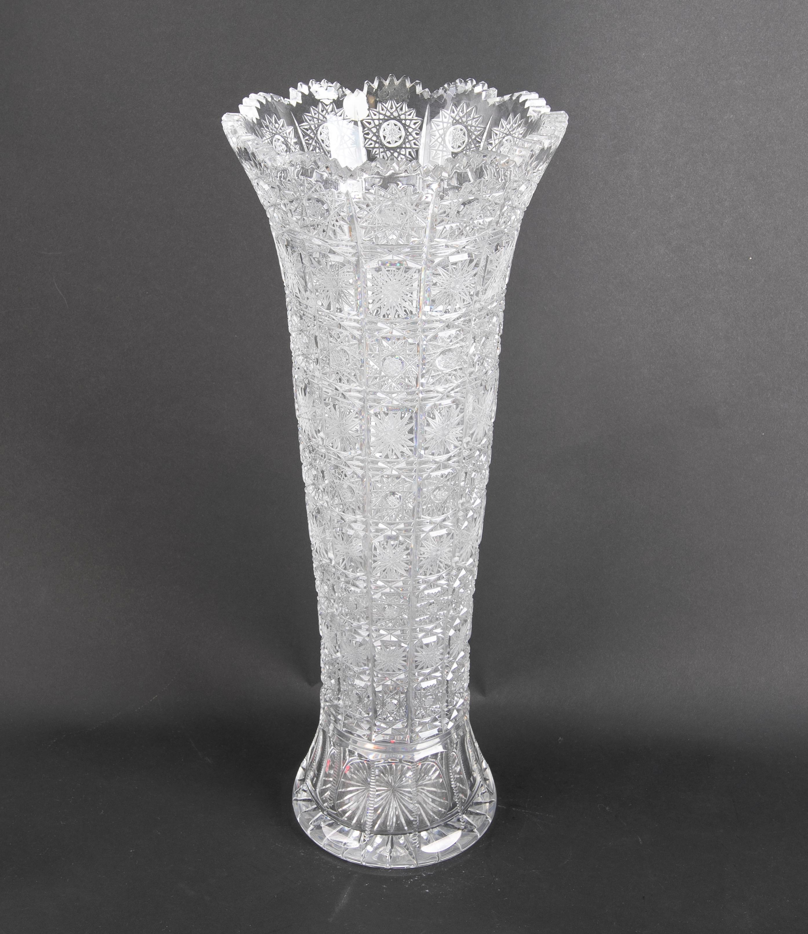 Handgeschnittene böhmische Kristallvase (Glas) im Angebot
