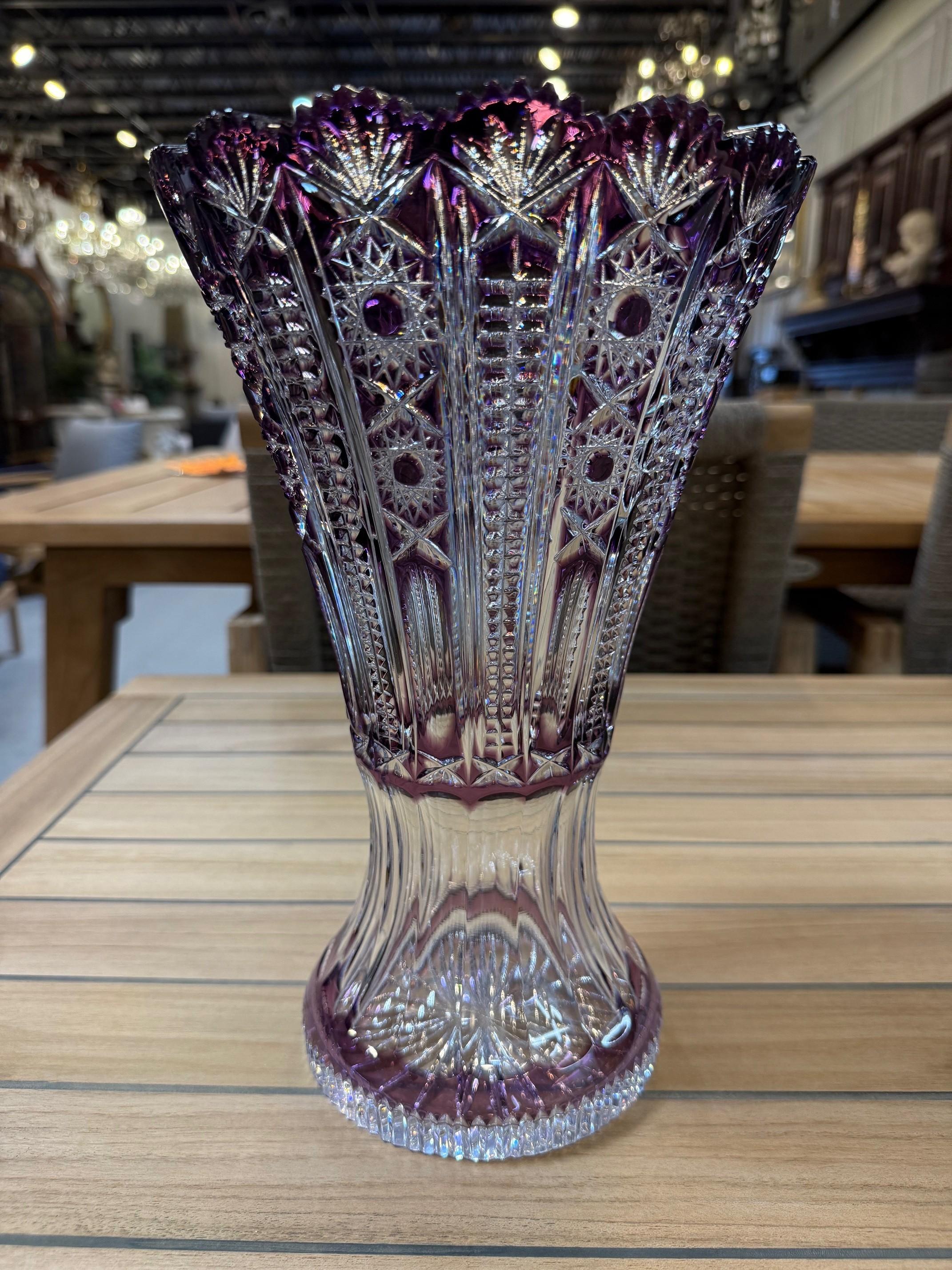 Superbe vase en cristal de plomb taillé à la main, de couleur améthyste, violet, créé comme une œuvre d'art par les mains des meilleurs verriers tchèques. La Caesar Crystal Company, en République tchèque, vend des pièces de cristal de plomb taillées