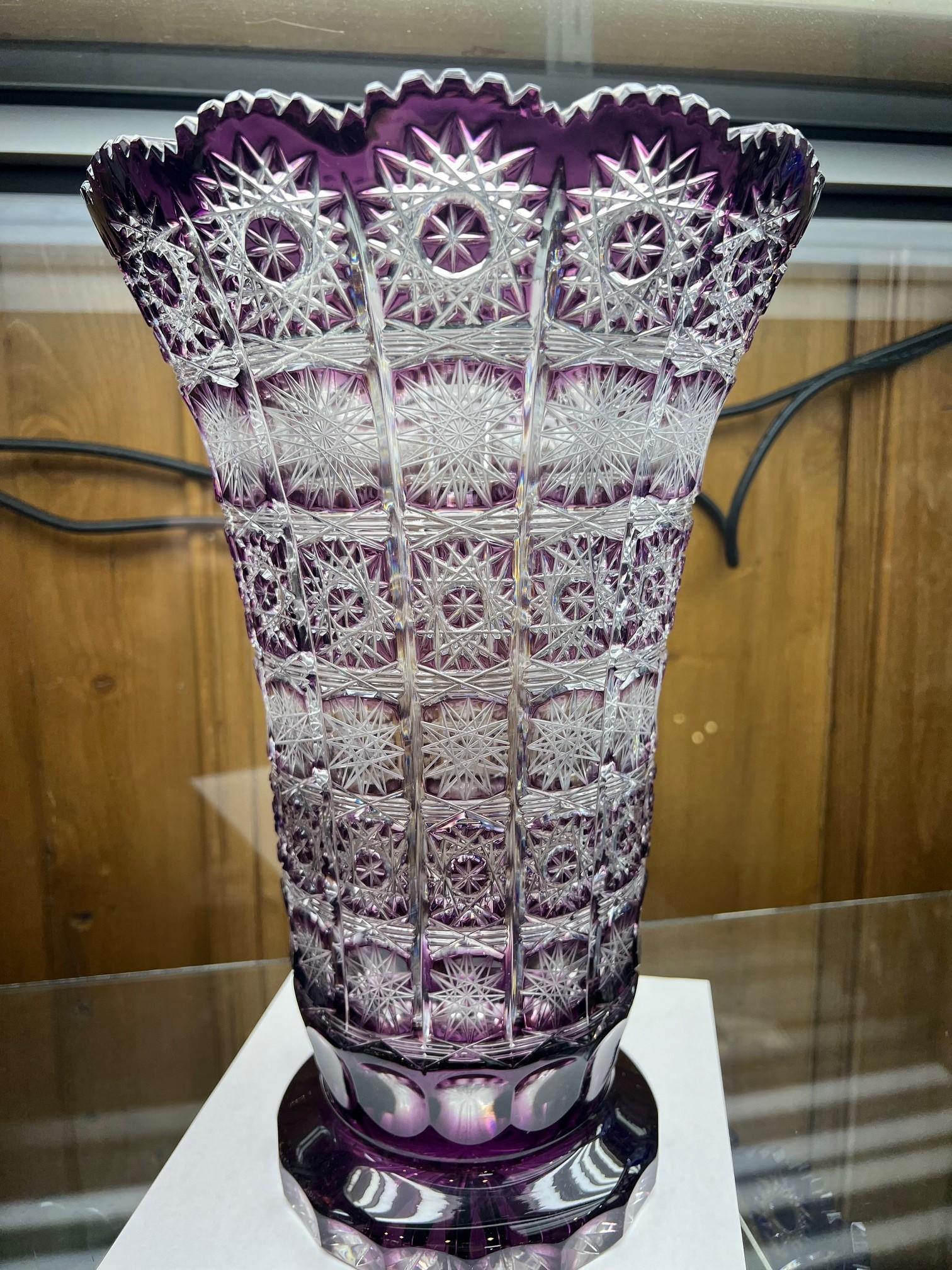 Amethystvase aus handgeschliffenem Kristall von Caesar Crystal Bohemiae Co. Tschechien, Republik (Tschechisch) im Angebot