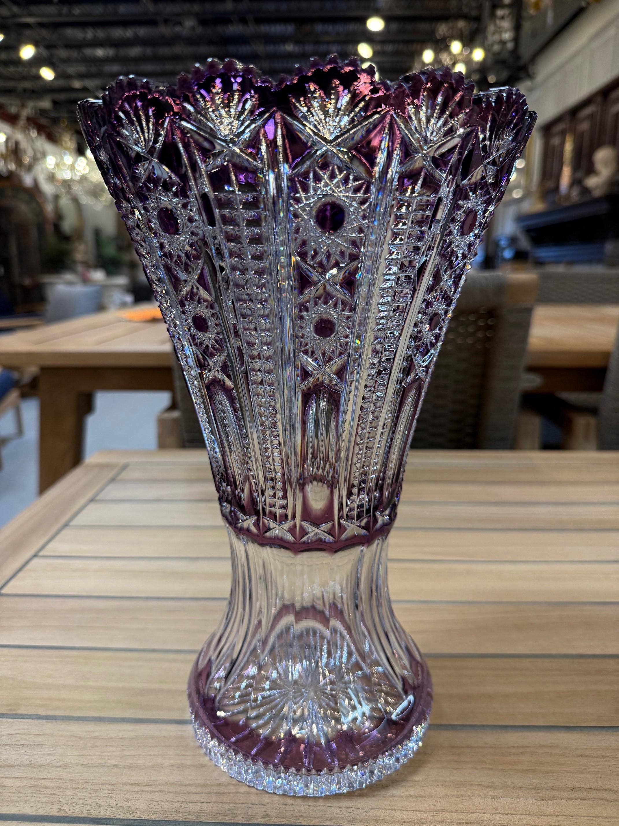 Tchèque Vase en cristal taillé à la main par Caesar Crystal Bohemiae Co. République tchèque en vente