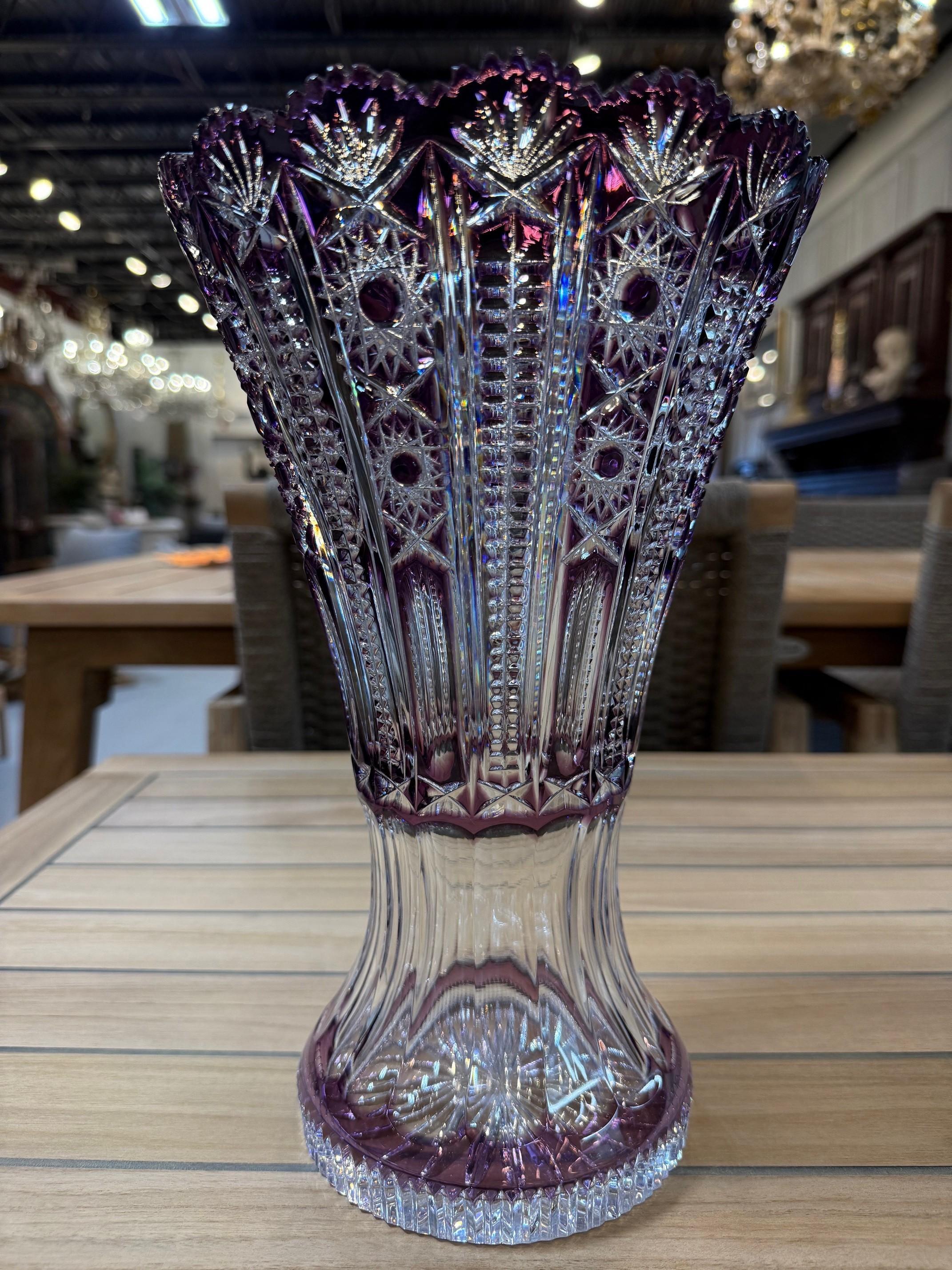 Vase en cristal taillé à la main par Caesar Crystal Bohemiae Co. République tchèque Bon état - En vente à Stamford, CT