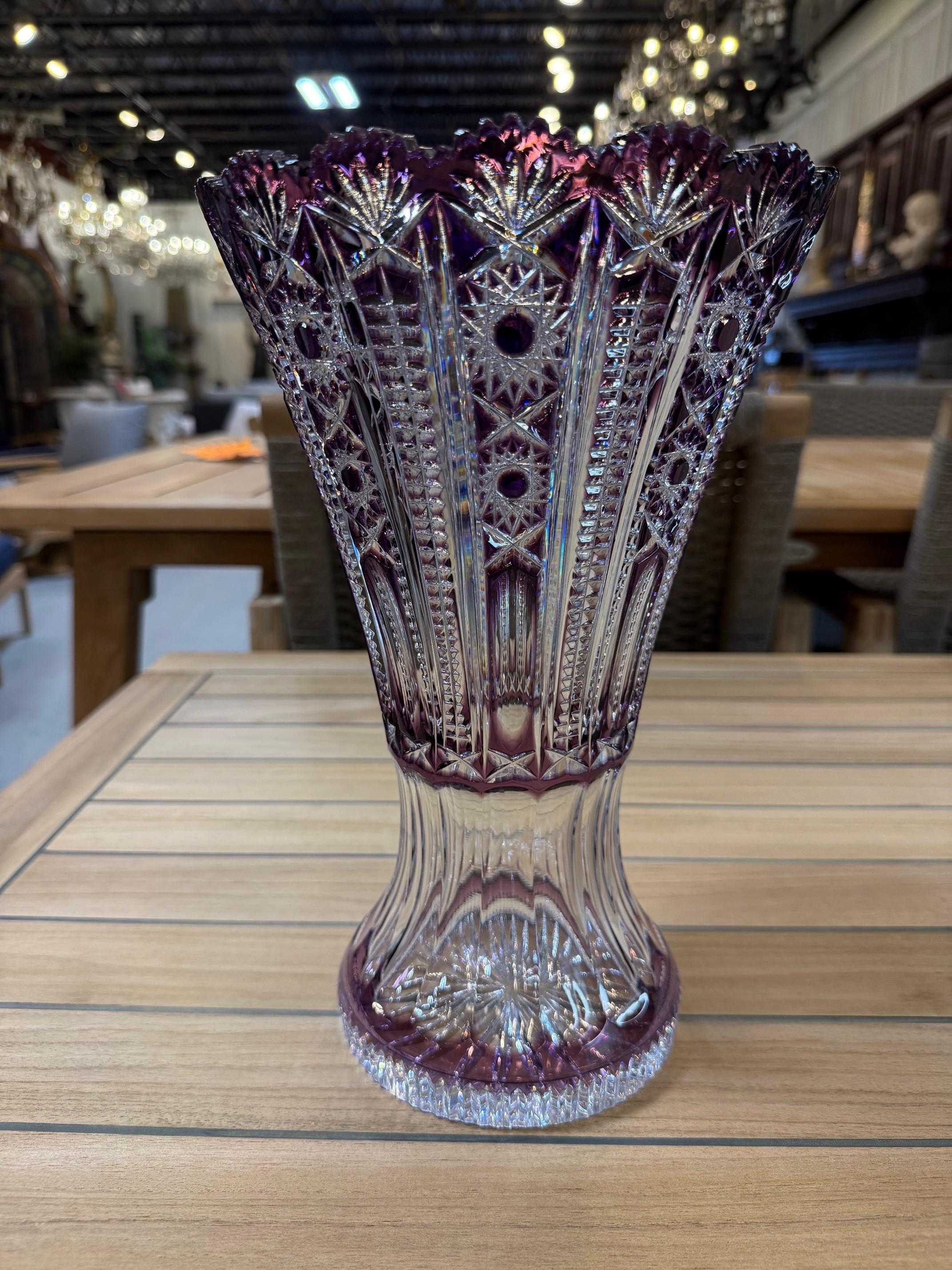 20ième siècle Vase en cristal taillé à la main par Caesar Crystal Bohemiae Co. République tchèque en vente