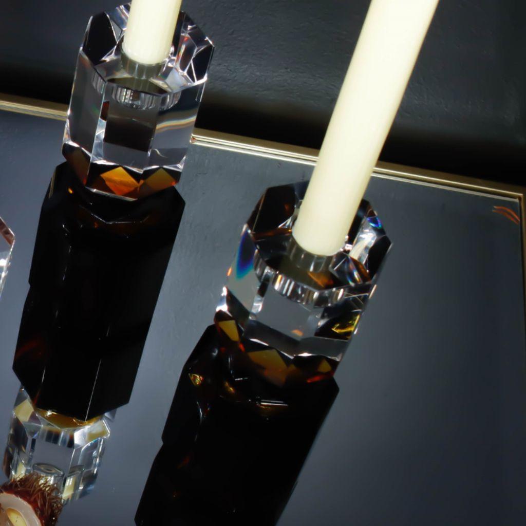 Le chandelier en cristal Ambrosià est conçu pour croiser modernité et classicisme, conférant à tout environnement une atmosphère des plus luxueuses et inédites. Ce bougeoir de luxe en cristal haut de gamme associe les couleurs noires, grises et