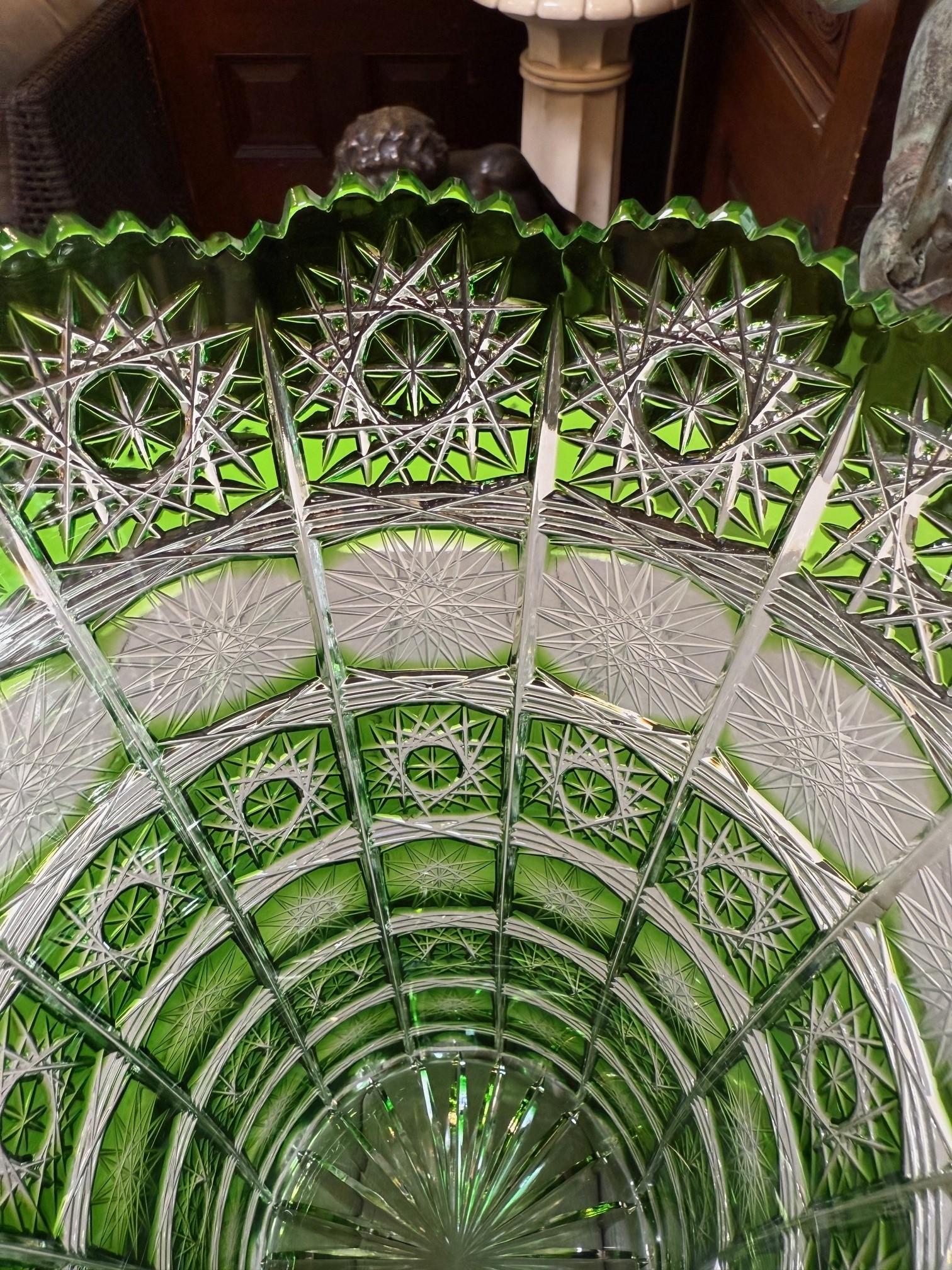 Vase vert en cristal taillé à la main par Caesar Crystal Bohemiae Co. République tchèque en vente 4
