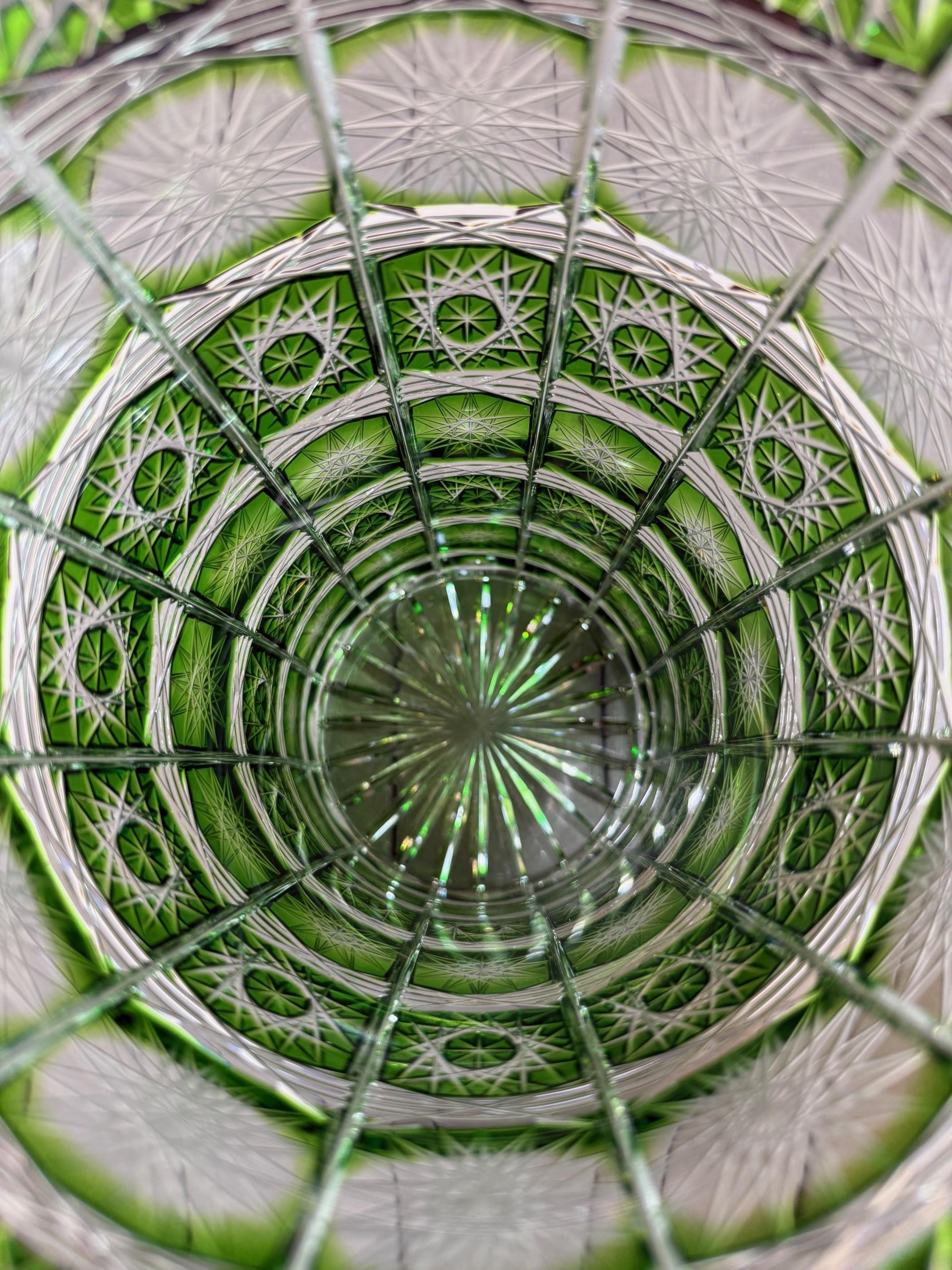 Vase vert en cristal taillé à la main par Caesar Crystal Bohemiae Co. République tchèque en vente 5