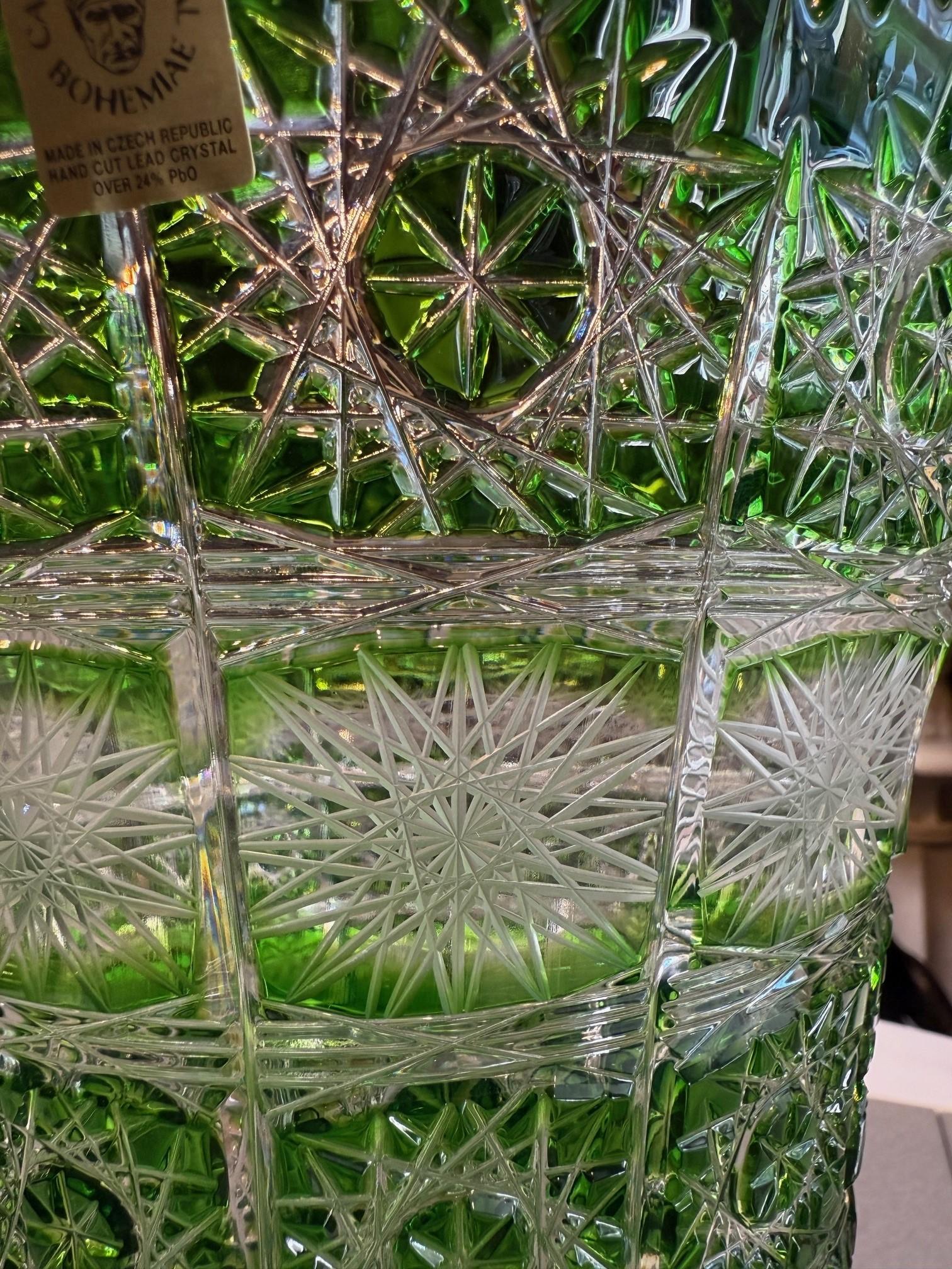 Vase vert en cristal taillé à la main par Caesar Crystal Bohemiae Co. République tchèque en vente 6