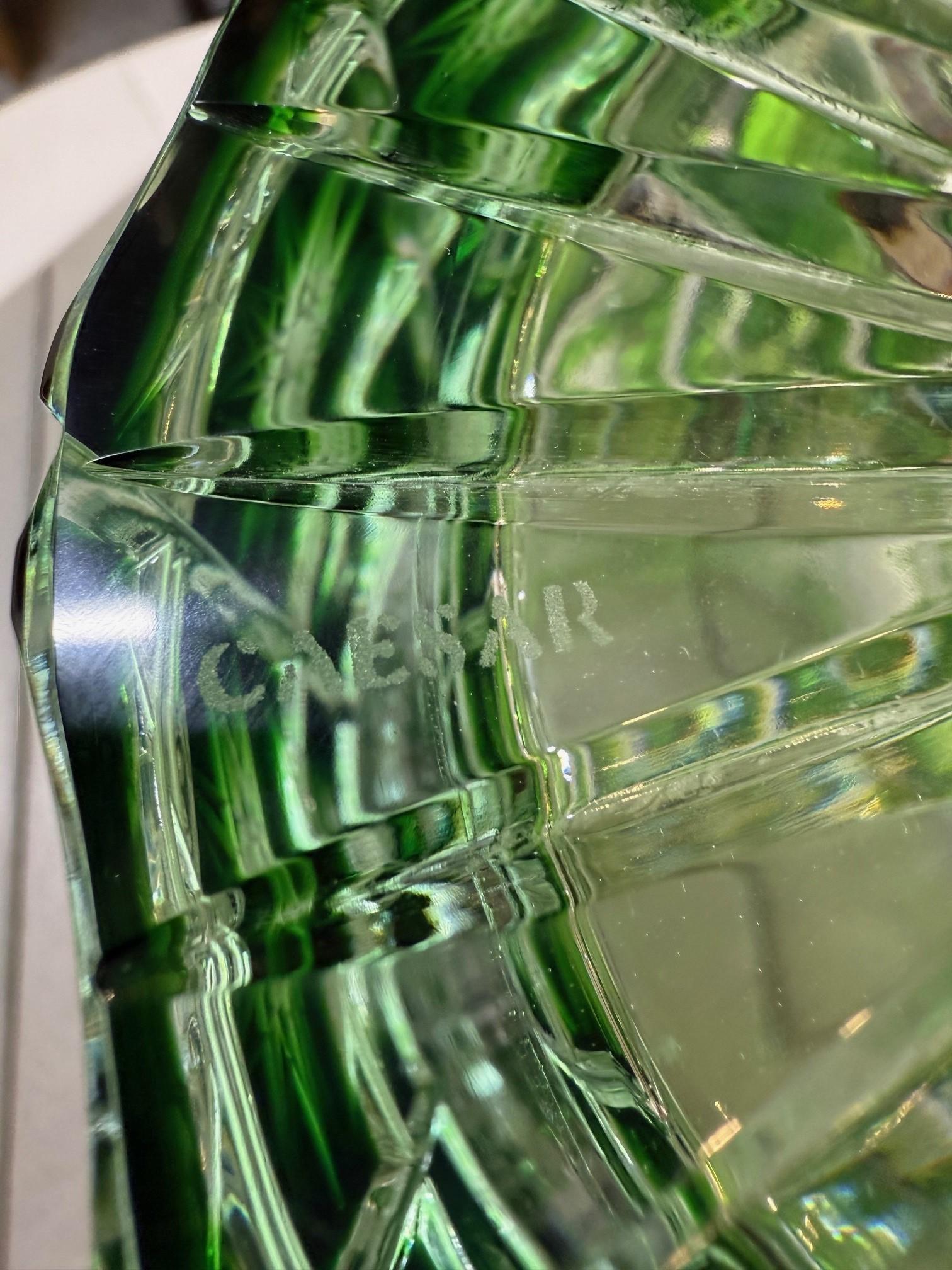 Vase vert en cristal taillé à la main par Caesar Crystal Bohemiae Co. République tchèque en vente 8