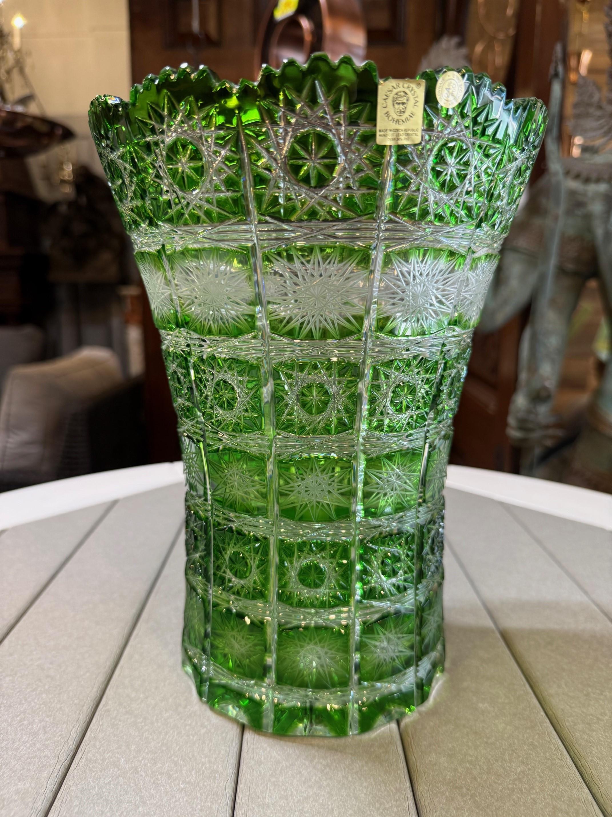 Vase vert en cristal taillé à la main par Caesar Crystal Bohemiae Co. République tchèque en vente 9