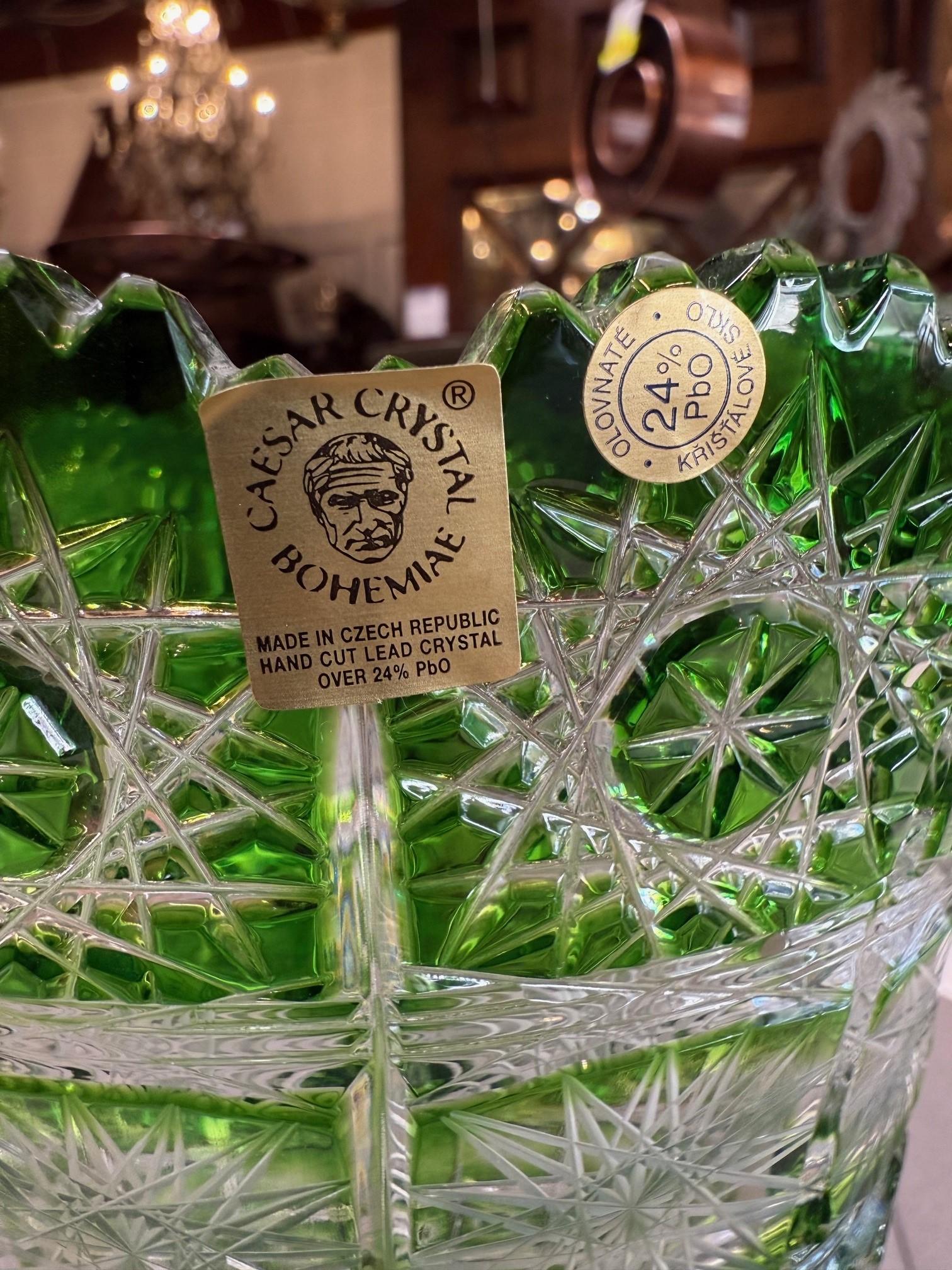 Vase vert en cristal taillé à la main par Caesar Crystal Bohemiae Co. République tchèque en vente 10