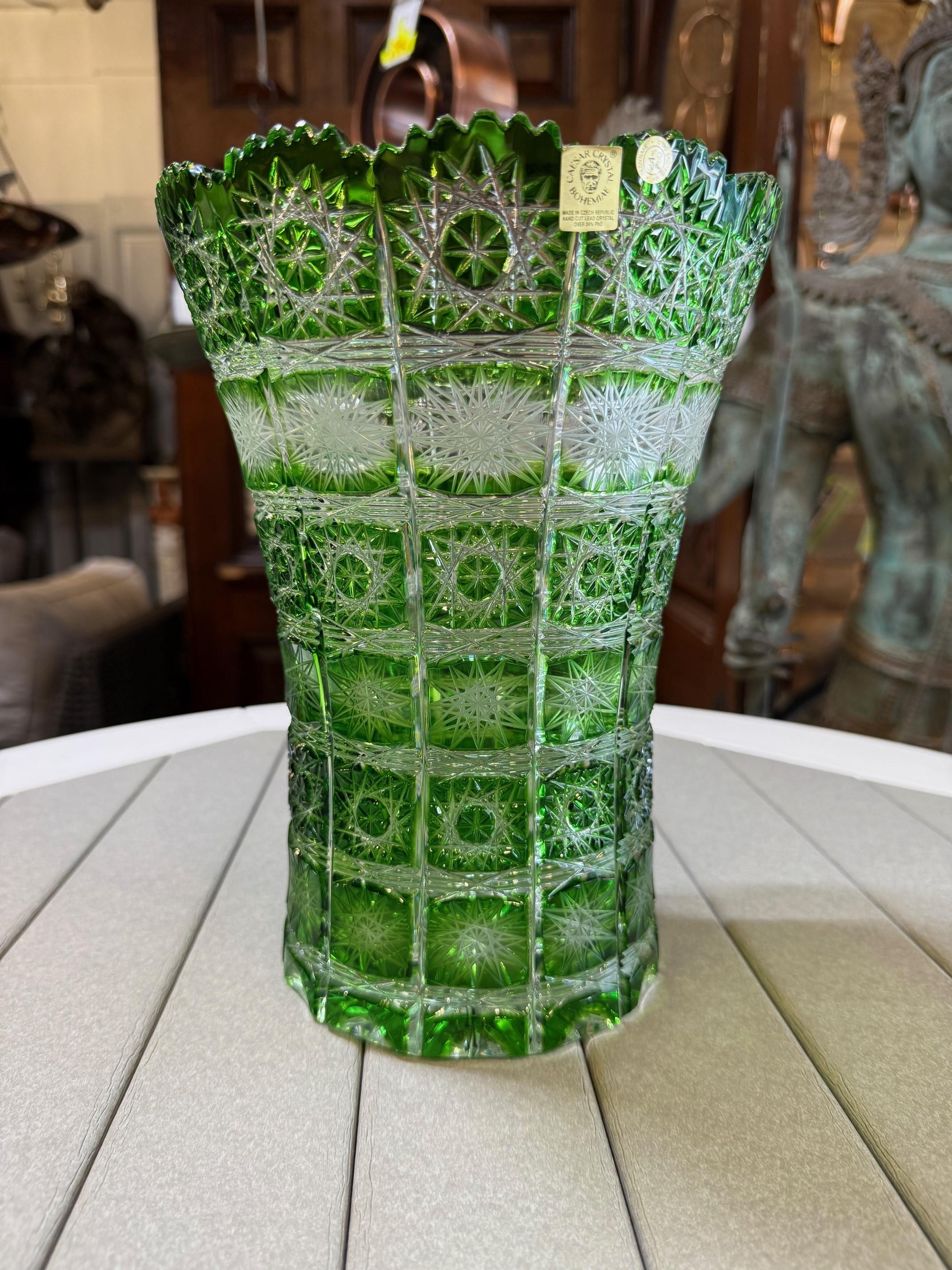 Superbe vase en cristal de plomb taillé à la main, créé comme une œuvre d'art par les mains des meilleurs verriers tchèques. La Caesar Crystal Company, en République tchèque, vend des pièces de cristal de plomb taillées à la main depuis 1861 et est