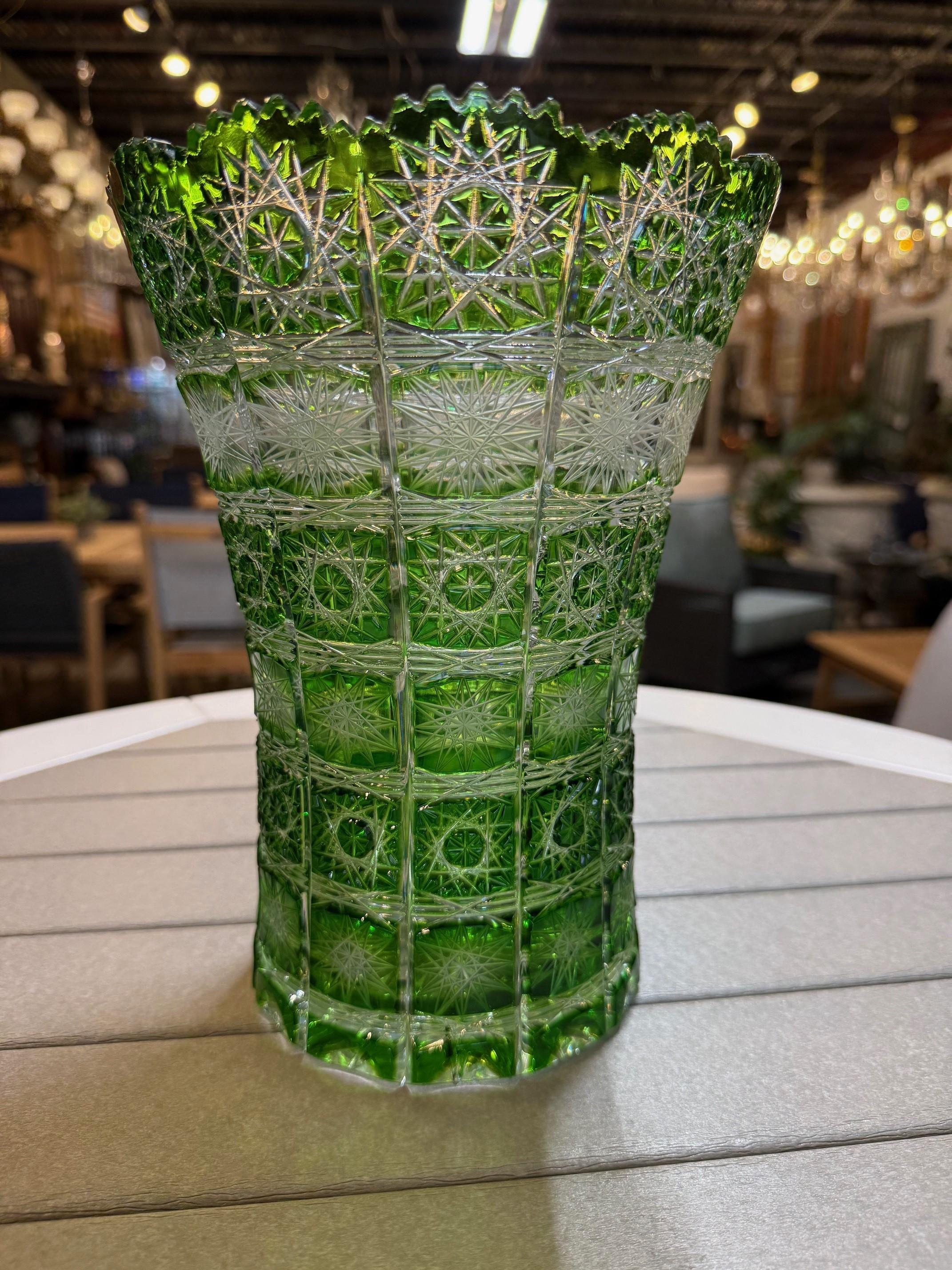 Vase vert en cristal taillé à la main par Caesar Crystal Bohemiae Co. République tchèque Excellent état - En vente à Stamford, CT