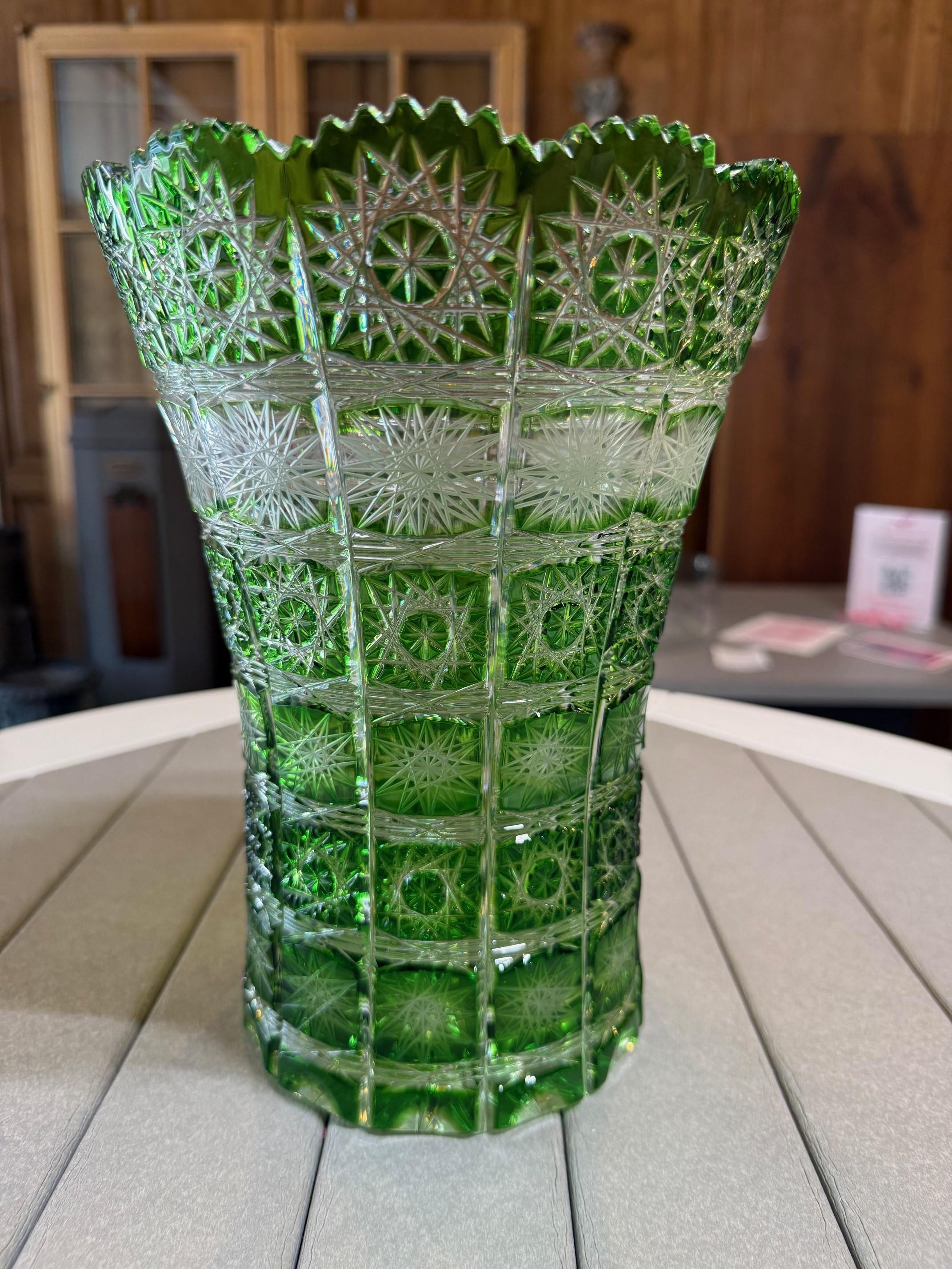 20ième siècle Vase vert en cristal taillé à la main par Caesar Crystal Bohemiae Co. République tchèque en vente