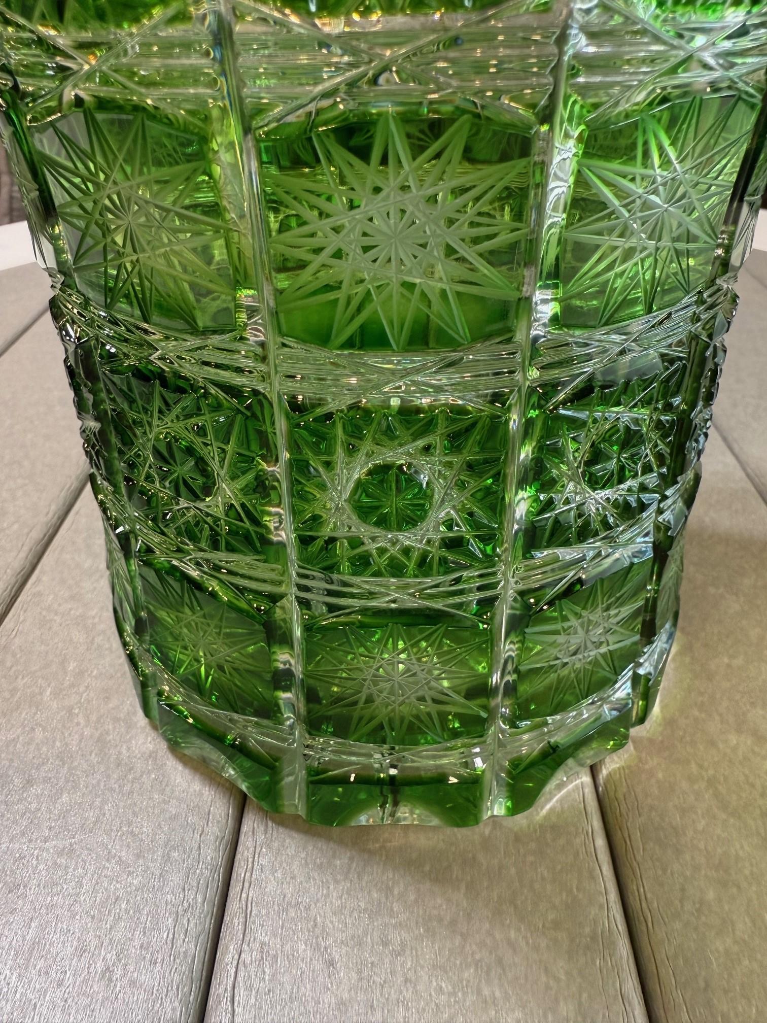 Cristal Vase vert en cristal taillé à la main par Caesar Crystal Bohemiae Co. République tchèque en vente