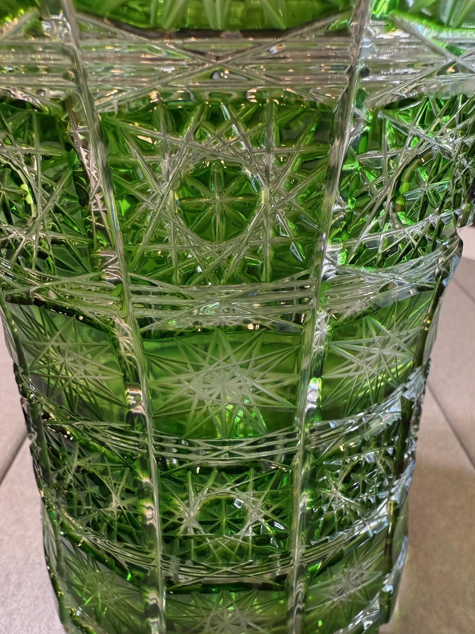 Vase vert en cristal taillé à la main par Caesar Crystal Bohemiae Co. République tchèque en vente 1